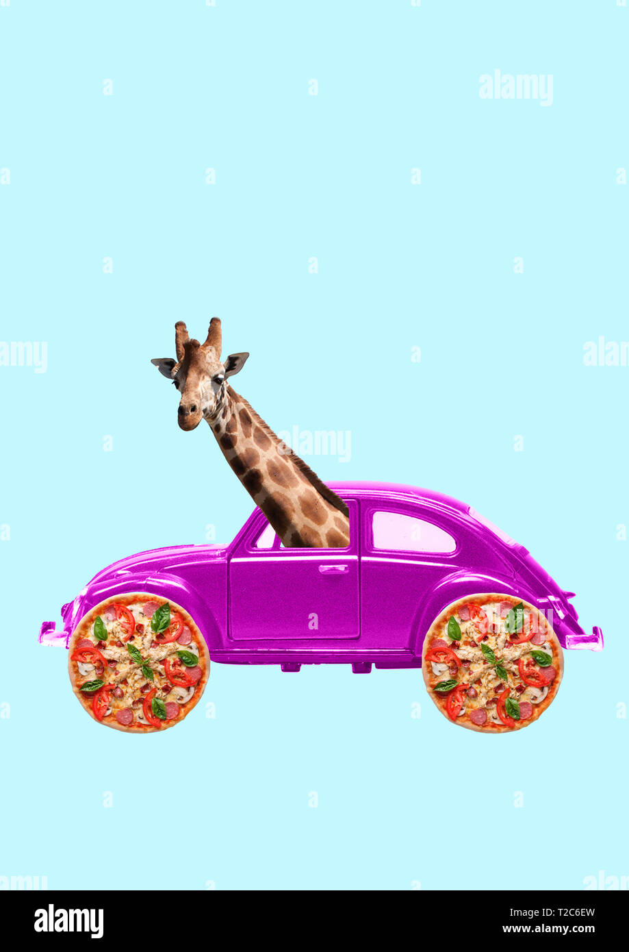 Einen Traum über Wochenende. Retro rosa Auto mit Rädern als leckere Pizza und Giraffe Kopf innen. Lassen Sie uns Reise haben, genießen Sie Ihre Reise in den Urlaub. Negative Stockfoto