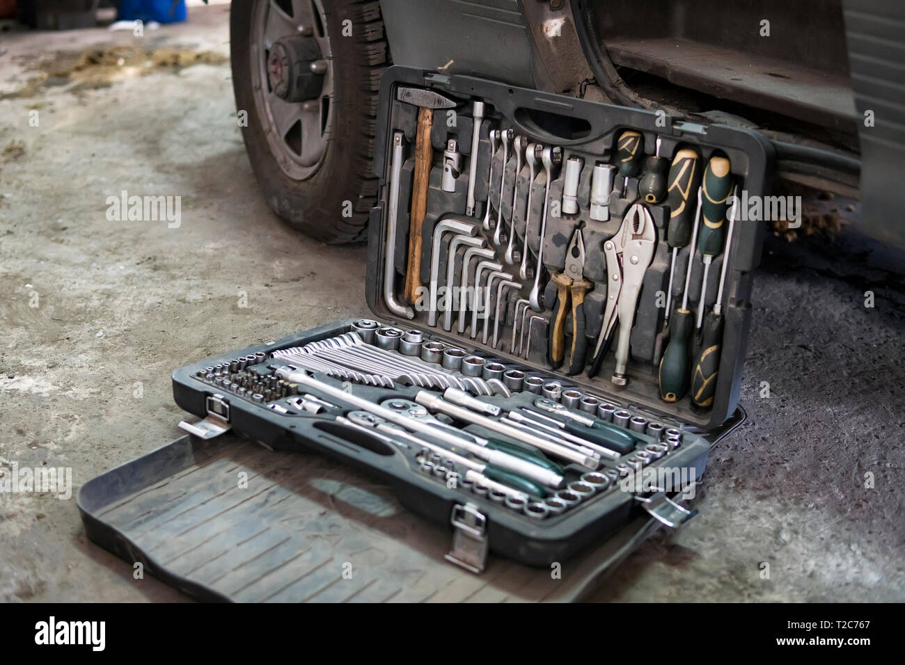 Auto Rad- und Werkzeugkasten in der Garage. Wartung des Autos. Radwechsel Stockfoto