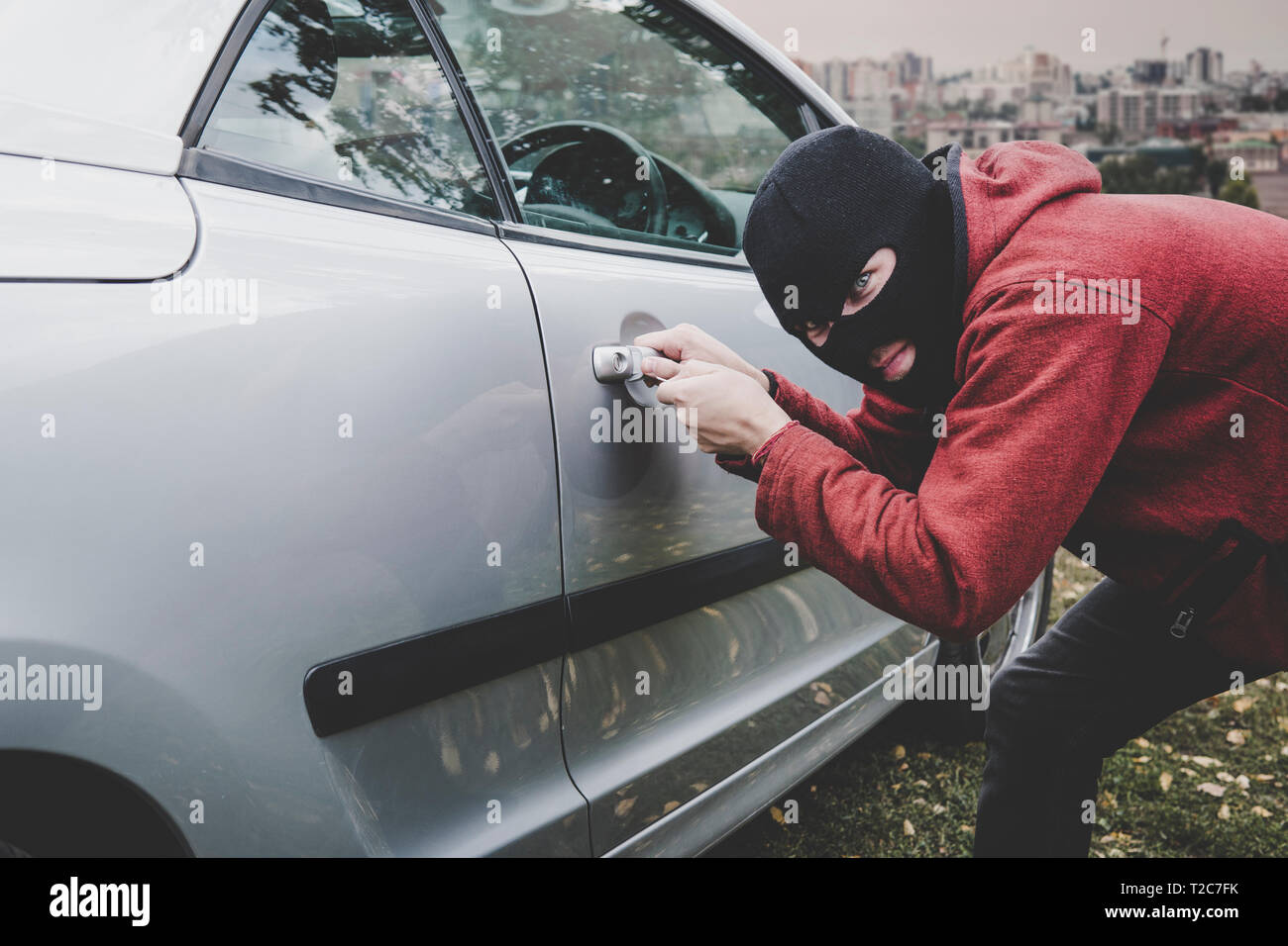 Dieb Auf Der Suche In Einem Auto Fenster Bereit Etwas Zu Stehlen Kriminelle In Schwarz Balaclava Und Hoodie Offnet Jemand Das Fahrzeug Mit Skeleton Key Auto Bre Stockfotografie Alamy