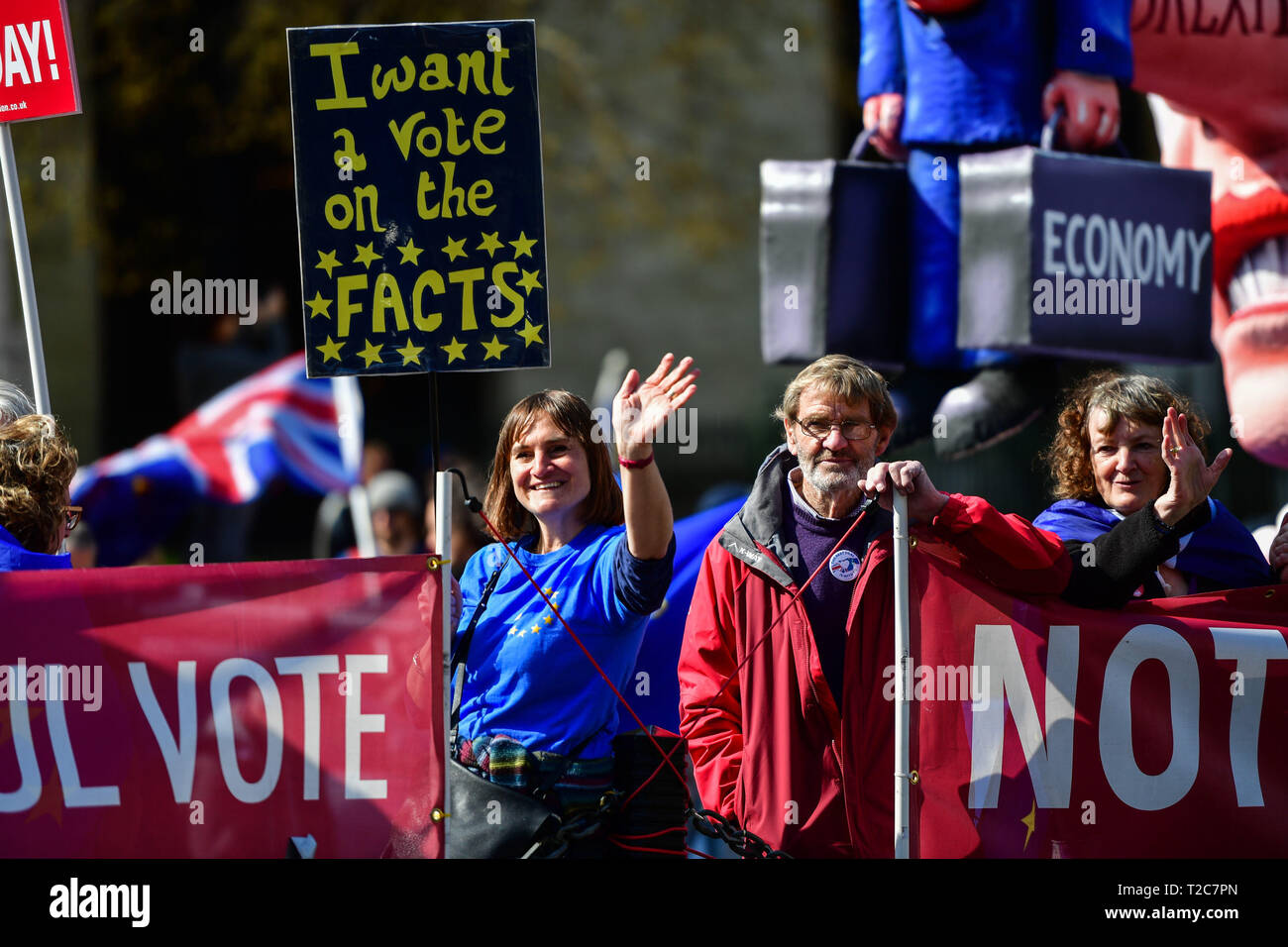 Mitglieder der öffentlichkeit Wave zu Gegenverkehr hält ein Schild mit der Aufschrift "ICH eine Abstimmung über die Fakten wollen" außerhalb der Häuser, Westminster, London, vor der letzten Runde der Debatten im Unterhaus über Brexit fragen. Stockfoto