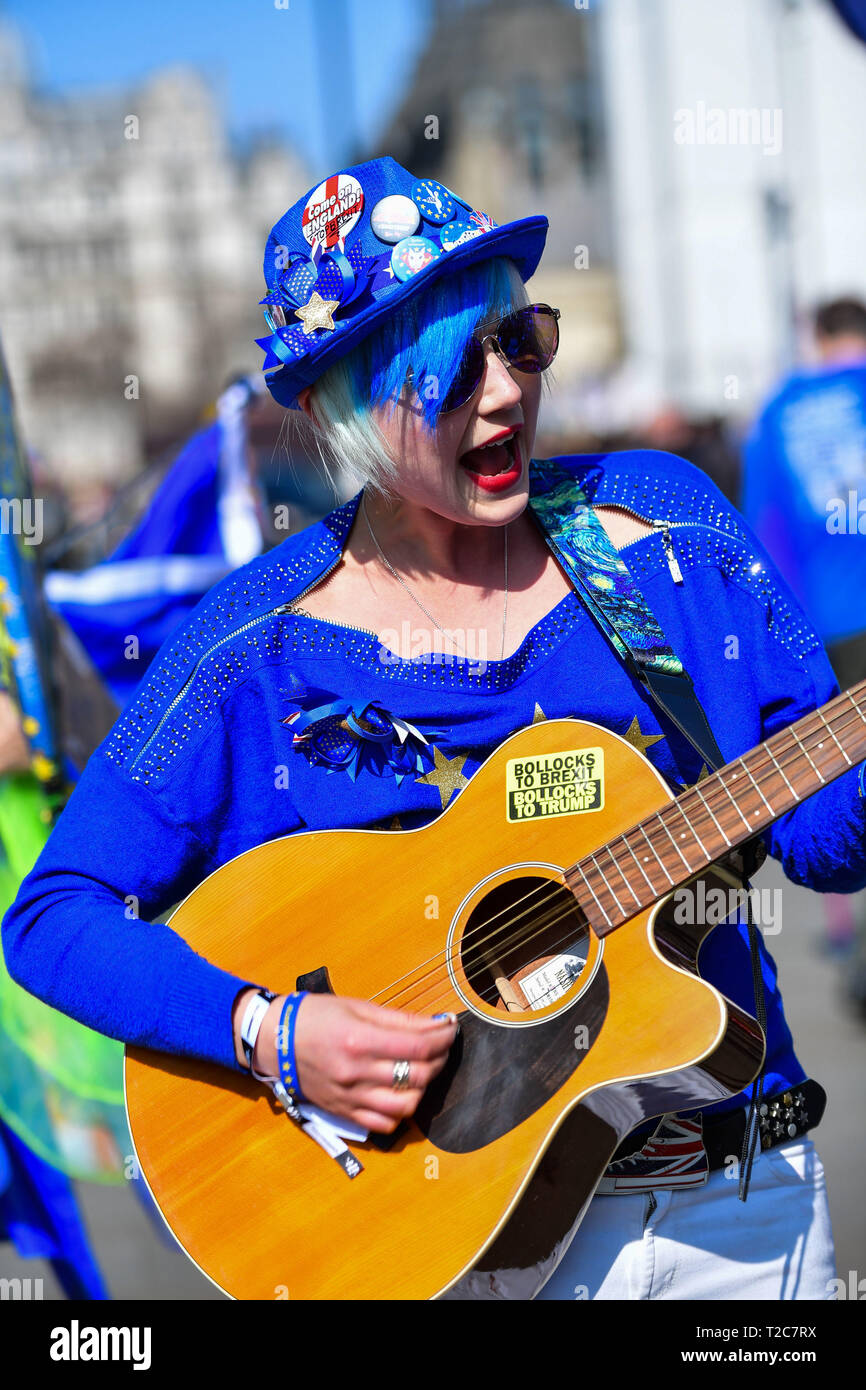 Madeleina Kay, Junge Europäerin des Jahres 2018 in Blau gekleidet, hält eine EU-Flagge und unterhält das Publikum beim Singen über Brexit außerhalb der Häuser, Westminster, London, vor der letzten Runde der Debatten im Unterhaus über Brexit fragen. Stockfoto