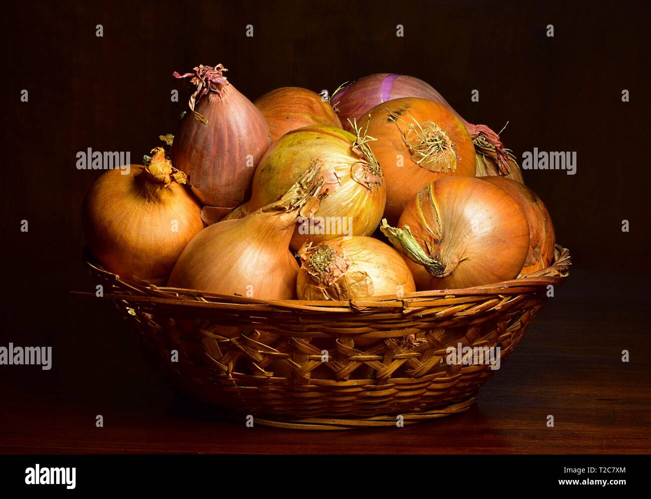 Noch immer leben schließen - ein Korb voller Zwiebeln, von der Kunst Workshop von Mike Russell. Stockfoto