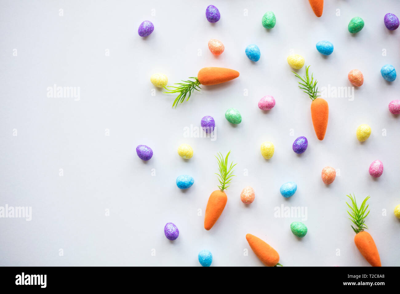 Ostern saisonale Hintergrund mit bunten Eiern und Karotten Stockfoto