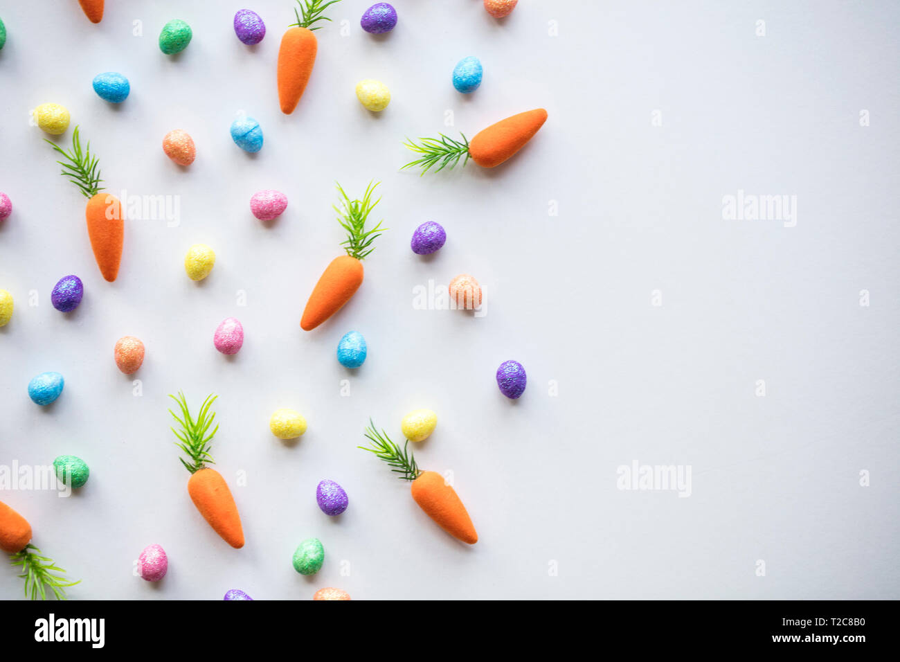 Ostern saisonale Hintergrund mit bunten Eiern und Karotten Stockfoto