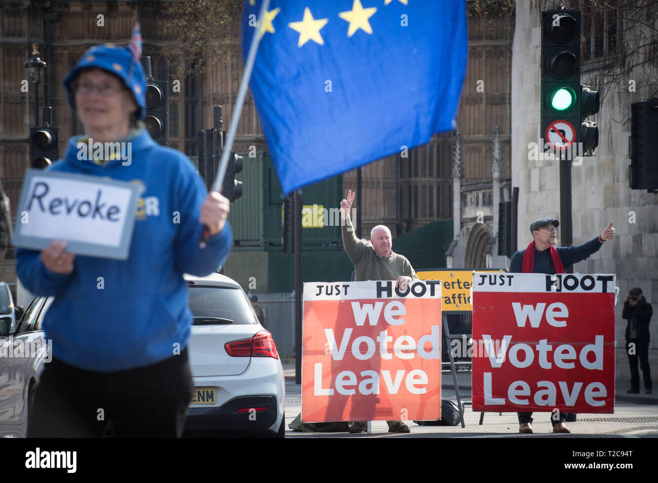 Verlassen und Demonstranten vor dem Parlamentsgebäude, London bleiben, vor der letzten Runde der Debatten im Unterhaus über Brexit fragen. Stockfoto