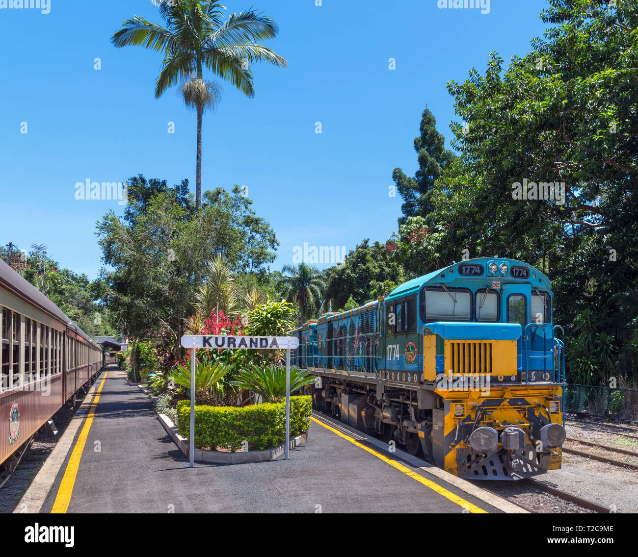 Zug Lokomotive und Wagen aus dem Kuranda Scenic Railway, Kuranda Railway Station, Kuranda, Atherton Tablelands, Far North Queensland, Australien Stockfoto