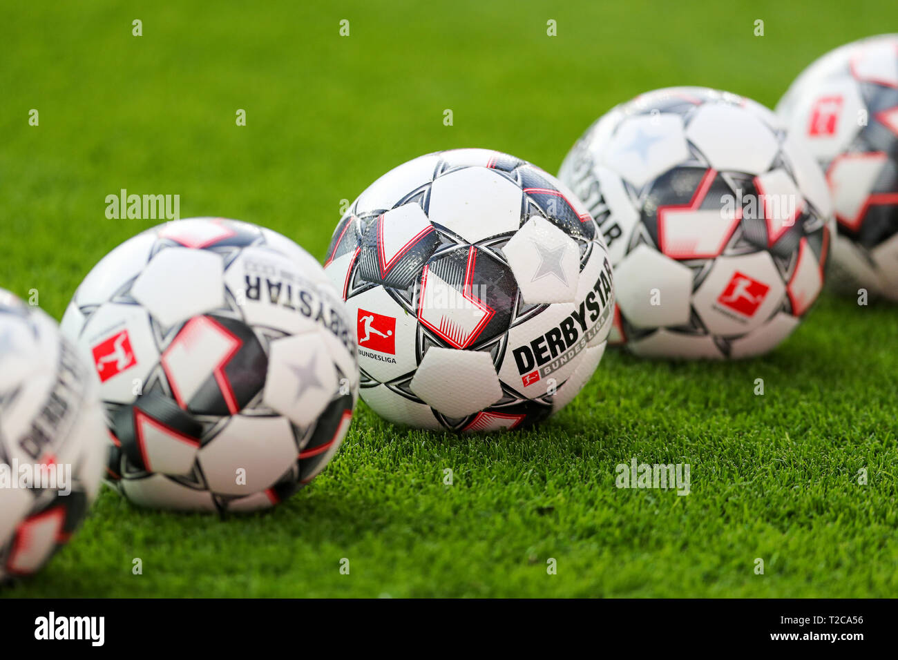 Leipzig, Deutschland. 30 Mär, 2019. Fussball: 1. Fussballbundesliga, 27. Spieltag, RB Leipzig - Hertha BSC in der Red Bull Arena Leipzig. Fußbälle liegen auf dem Rasen vor dem Spiel. Kredite: Jan Woitas/dpa-Zentralbild/dpa - WICHTIGER HINWEIS: In Übereinstimmung mit den Anforderungen der DFL Deutsche Fußball Liga oder der DFB Deutscher Fußball-Bund ist es untersagt, zu verwenden oder verwendet Fotos im Stadion und/oder das Spiel in Form von Bildern und/oder Videos - wie Foto Sequenzen getroffen haben./dpa/Alamy leben Nachrichten Stockfoto