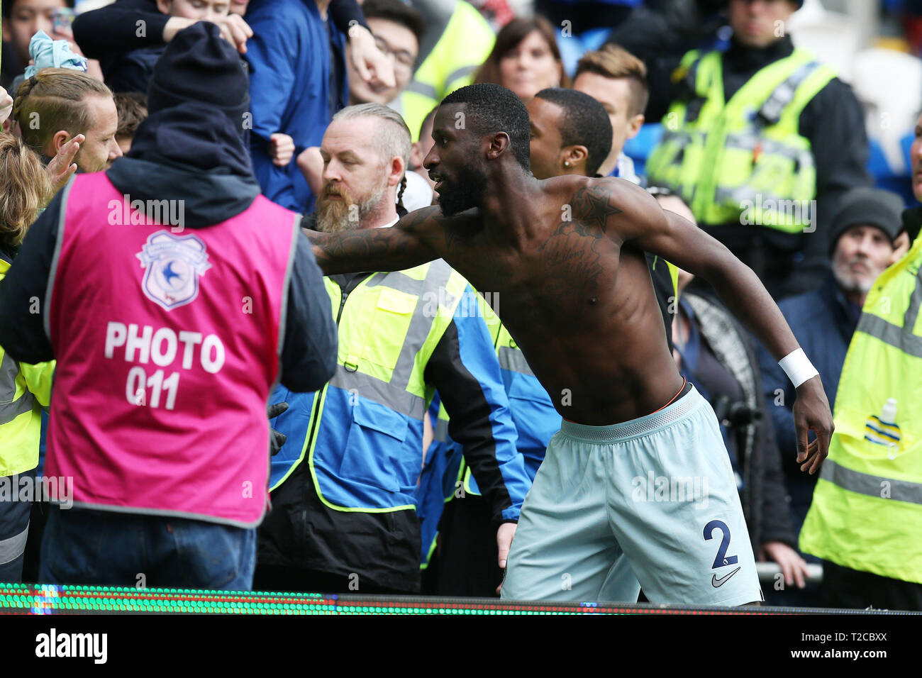 Antonio Rudiger von Chelsea gibt sein Hemd zu einem Chelsea Fan nach dem Spiel. Premier League match, Cardiff City v Chelsea an der Cardiff City Stadion am Sonntag, den 31. März 2019. Dieses Bild dürfen nur für redaktionelle Zwecke verwendet werden. Nur die redaktionelle Nutzung, eine Lizenz für die gewerbliche Nutzung erforderlich. Keine Verwendung in Wetten, Spiele oder einer einzelnen Verein/Liga/player Publikationen. pic von Andrew Obstgarten/Andrew Orchard sport Fotografie/Alamy leben Nachrichten Stockfoto