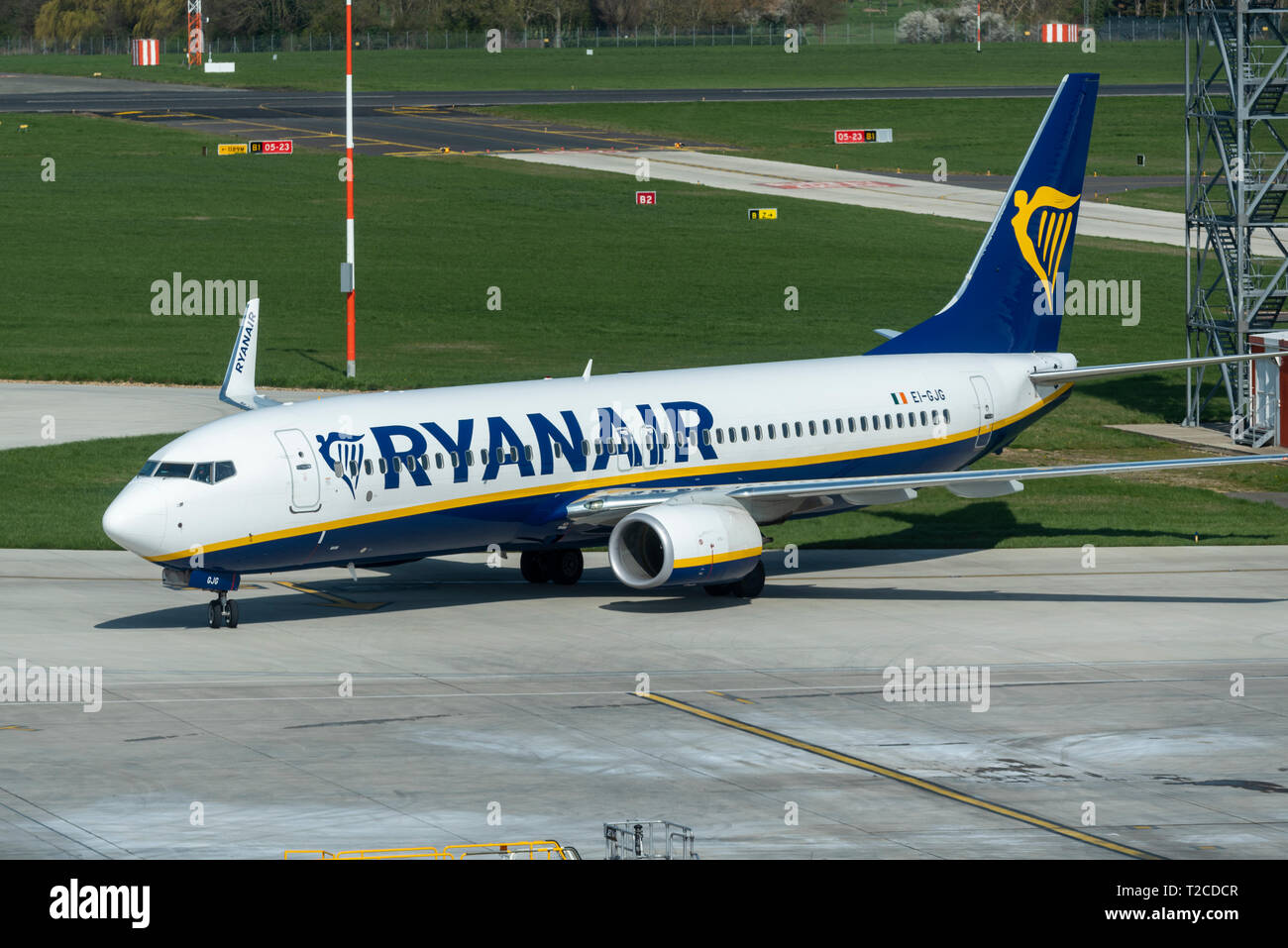 Ryanair ist die neueste Fluggesellschaft, die den Betrieb vom expandierenden Flughafen Essex aus aufgenommen hat. Flüge nach Alicante und Palma de Mallorca (Spanien), Kosice (Slowakei) und Dublin werden voraussichtlich am 2. April und September stattfinden. Um die ersten Flüge zu erleichtern, sind zwei Ryanair Boeing 737 für die Routen des folgenden Tages angekommen Stockfoto