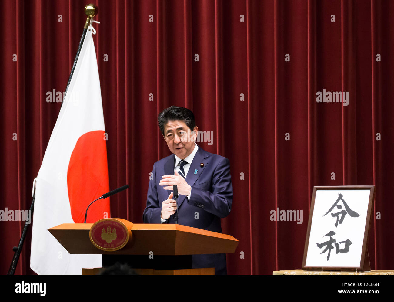 Tokio, Japan. 01 Apr, 2019. Der japanische Ministerpräsident Shinzo Abe spricht während einer Pressekonferenz in Tokyo, Japan, April 1, 2019. Die japanische Regierung verkündete Montag, 'Reiwa' wird der Name des neuen Japan Ära werden am 1. Mai, als Kronprinz Naruhito steigt die Chrysantheme Thron die Nachfolge seines Vaters Kaiser Akihito zu starten. Die neue Ära name, bestehend aus zwei chinesischen Schriftzeichen, die in etwa "Übersetzen geordnete' oder 'auspicious' und 'Frieden' oder 'Harmonie' ist von Man'yoshu abgeleitet, die älteste Anthologie der japanischen Poesie zurück in das achte Jahrhundert zurückgehen. Quelle: Xinhua/Alamy Live Stockfoto