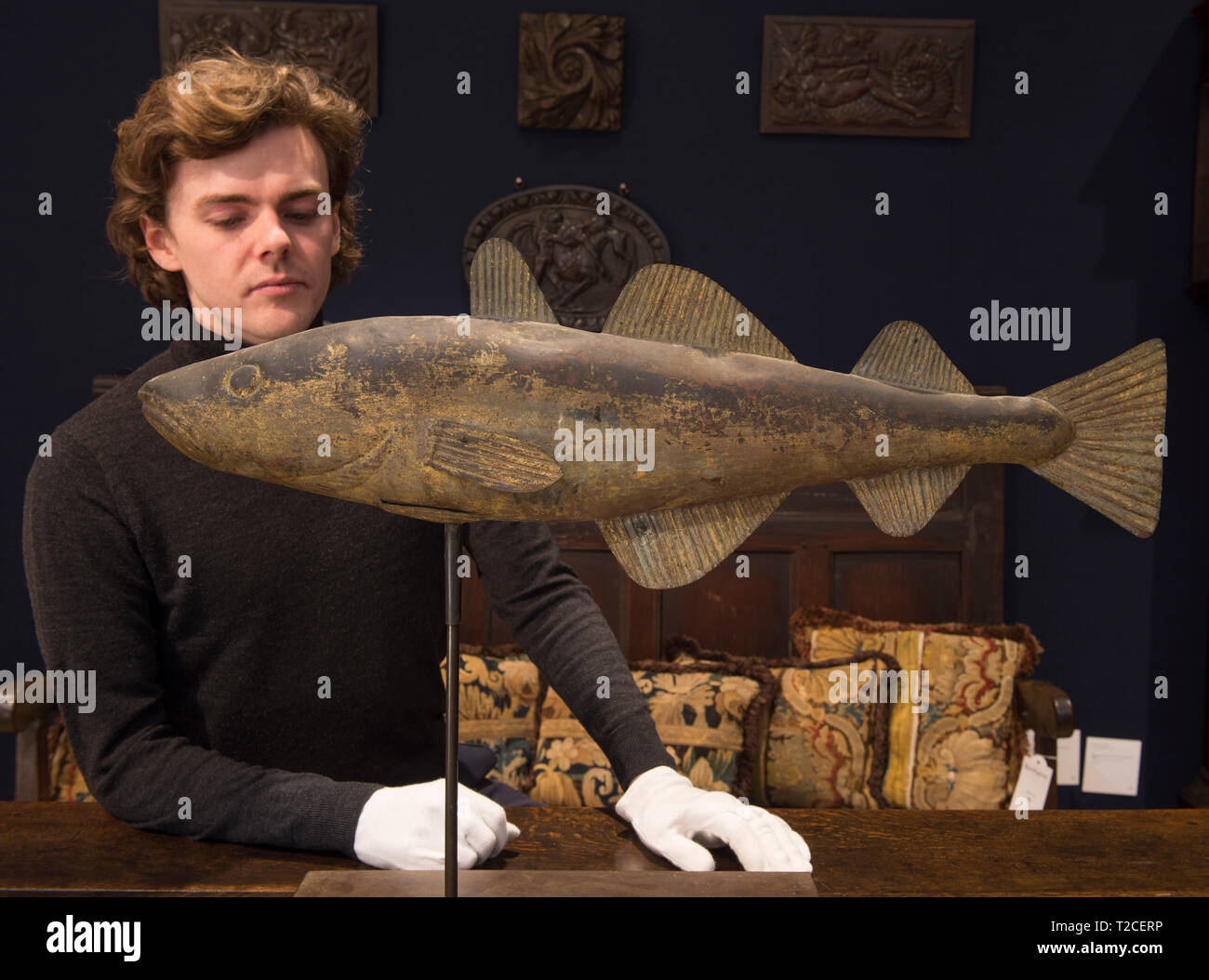 Bonhams, New Bond Street, London, UK. 1. April 2019. Bonhams Eiche innen Verkauf preview enthält seltene Gegenstände aus dem 17. Jahrhundert eingerichtet. Bild: Volkskunst. Seltene aus dem späten 19. Jahrhundert Kupferblech Wetterfahne, wahrscheinlich einer Cod-Fisch. Schätzung £ 4,000-6,000. Credit: Malcolm Park/Alamy Leben Nachrichten. Stockfoto