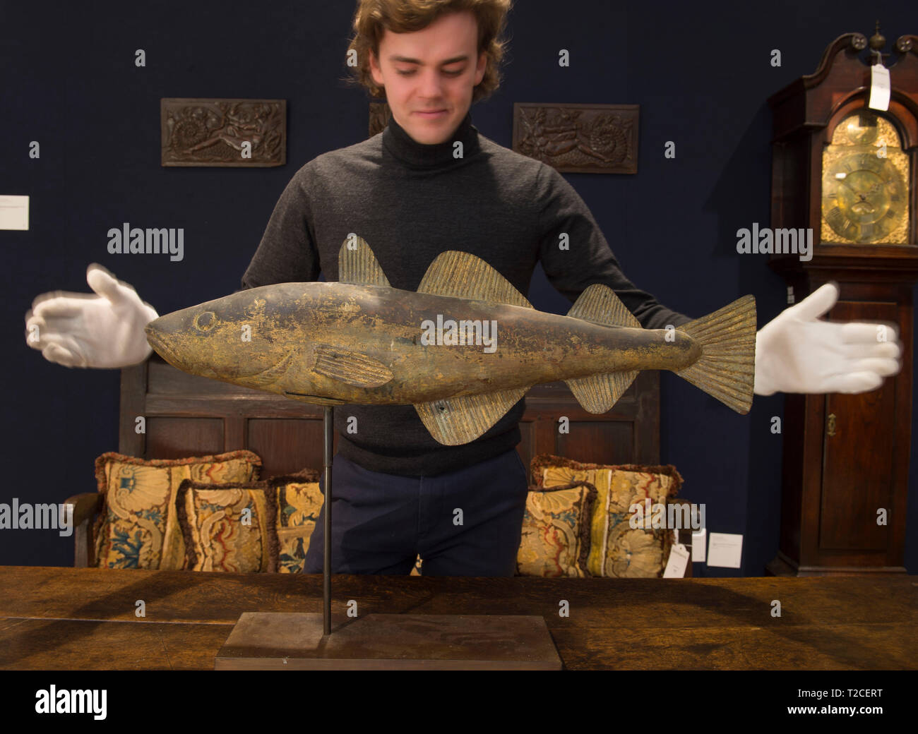 Bonhams, New Bond Street, London, UK. 1. April 2019. Bonhams Eiche innen Verkauf preview enthält seltene Gegenstände aus dem 17. Jahrhundert eingerichtet. Bild: Volkskunst. Seltene aus dem späten 19. Jahrhundert Kupferblech Wetterfahne, wahrscheinlich einer Cod-Fisch. Schätzung £ 4,000-6,000. Credit: Malcolm Park/Alamy Leben Nachrichten. Stockfoto