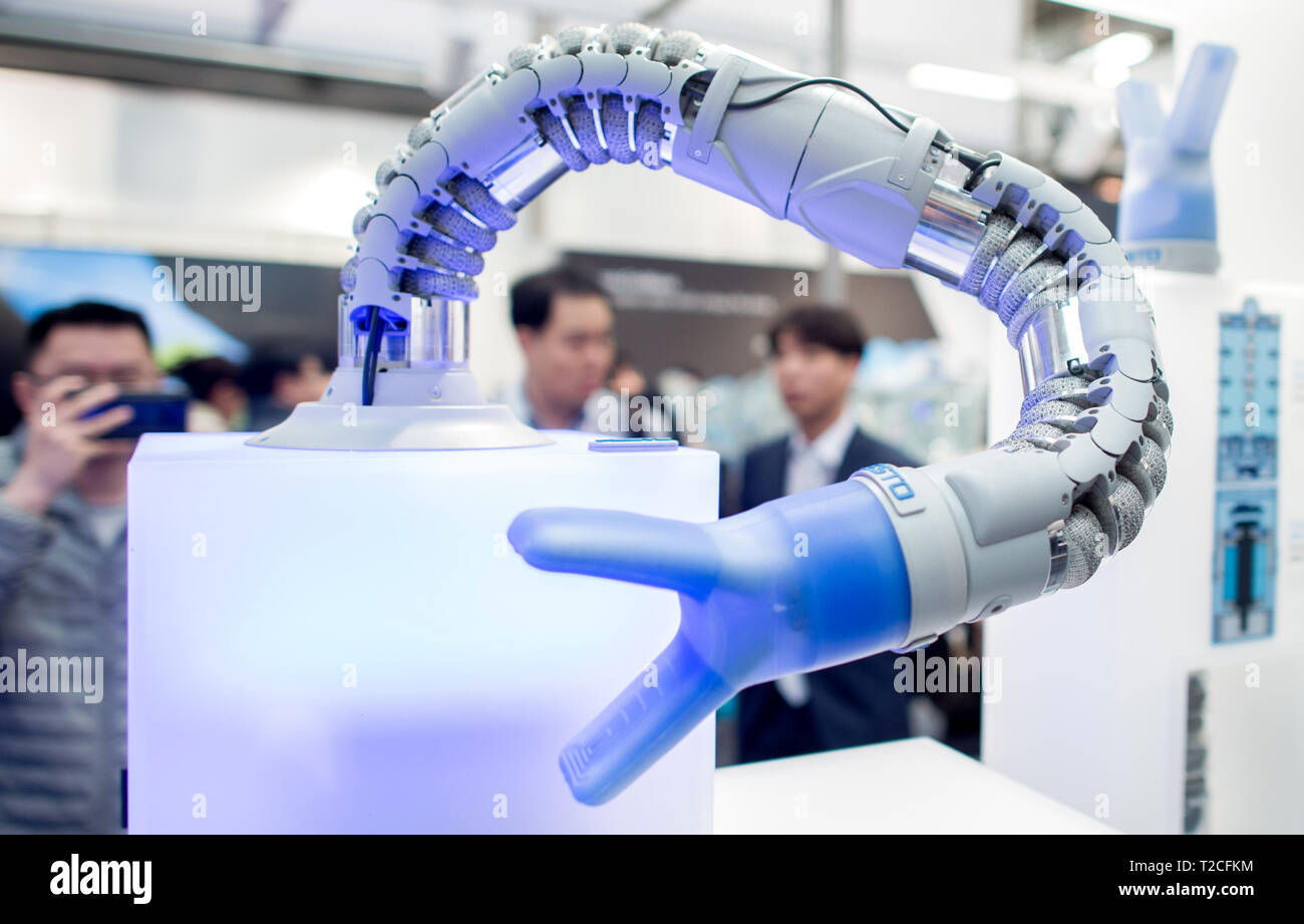 Hannover, Deutschland. 01 Apr, 2019. Greifarm auf einem Roboter um die Festo Stand bewegt montiert. Vom 1. bis 5. April, auf der Hannover Messe alles rund um die Vernetzung, Lernen, Maschinen und dem Internet der Dinge. Credit: Hauke-Christian Dittrich/dpa/Alamy leben Nachrichten Stockfoto