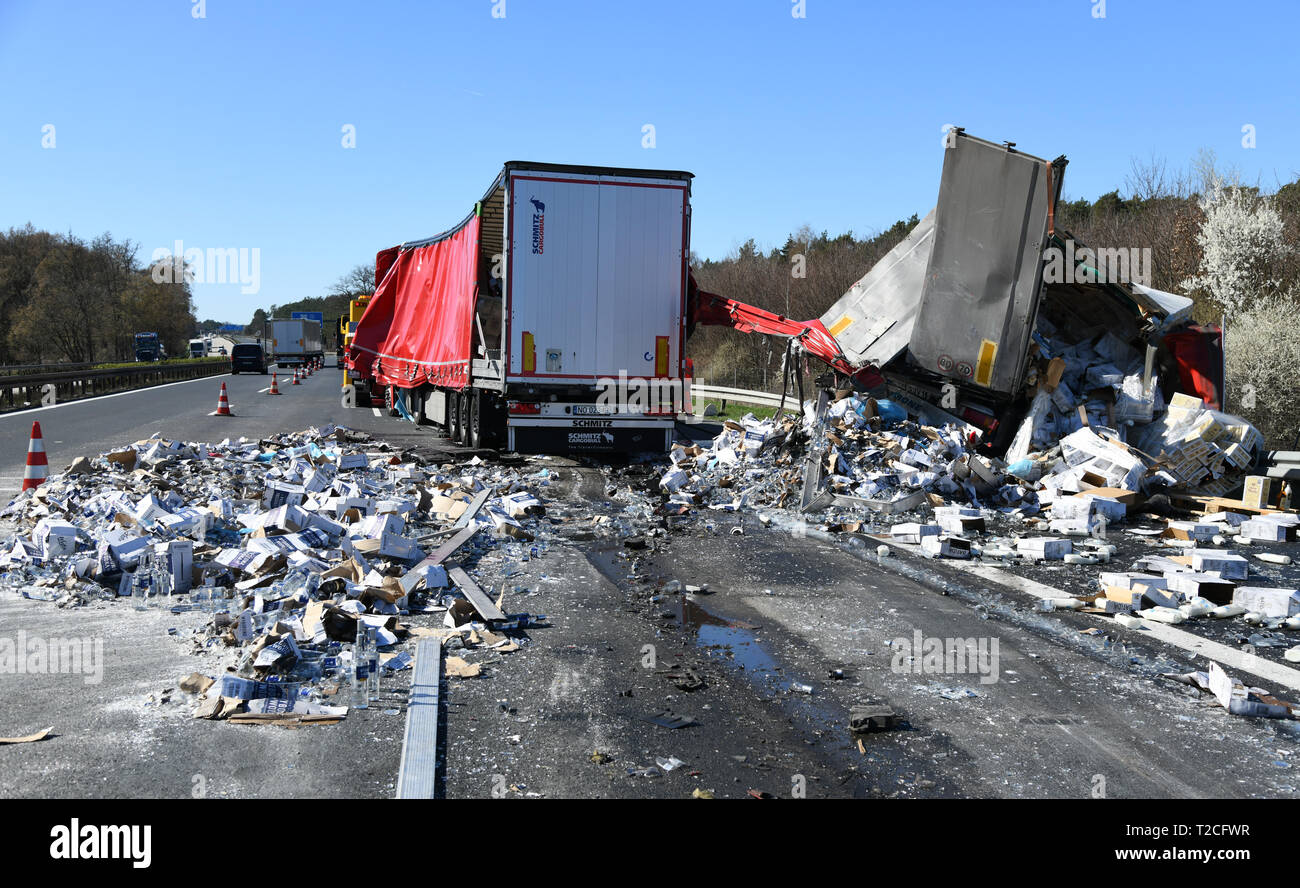 01 April 2019, Deutschland (Deutsch), Ludwigslust: Nach einem Unfall auf der Autobahn 10 zwischen Ludwigsfelde-West und Dreieck Nuthetal die Ladung eines Lkw liegt auf der Straße. Der Lkw war mit Wodka Flaschen. Foto: Julian 1603/dpa-Zentralbild/ZB Stockfoto