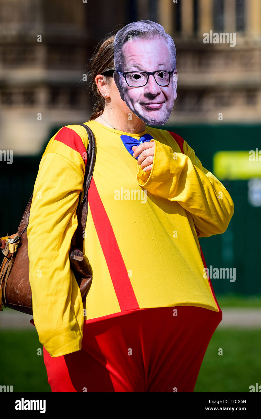 London, Großbritannien. 1. April 2019. Eine Pro-Remain Unterstützer trägt ein Michael Gove Maske während eines Protestes außerhalb der Häuser des Parlaments als MPs Debatte acht Bewegungen im Zusammenhang mit Brexit mit Abstimmung später an diesem Abend zu beginnen. Credit: Stephen Chung/Alamy leben Nachrichten Stockfoto