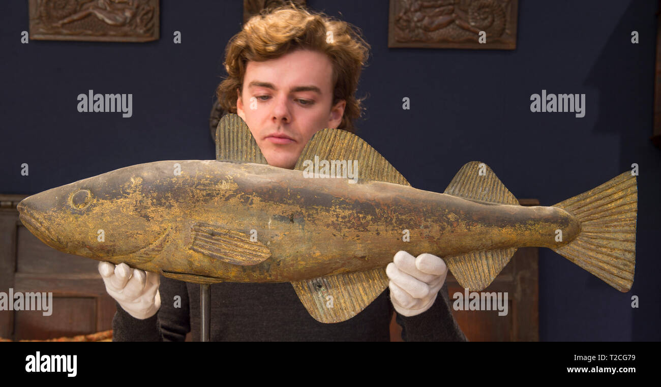 Bonhams, New Bond Street, London, UK. 1. April 2019. Bonhams Eiche innen Verkauf preview enthält seltene Gegenstände aus dem 17. Jahrhundert eingerichtet. Bild: Volkskunst. Seltene aus dem späten 19. Jahrhundert Kupferblech Wetterfahne, wahrscheinlich einer Cod-Fisch. Schätzung £ 4,000-6,000. Credit: Malcolm Park/Alamy Leben Nachrichten. Stockfoto