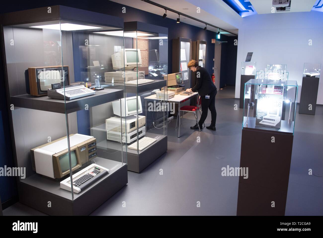 Dresden, Deutschland. 01 Apr, 2019. Eine Robotron Mitarbeiter steht vor der PC 1715 Office Computer in der Robotron Museum. Am 1. April 1969 als VEB Kombinat Robotron, die Firma ihr 50-jähriges Bestehen am gleichen Tag gefeiert gegründet. Credit: Sebastian Kahnert/dpa-Zentralbild/dpa/Alamy leben Nachrichten Stockfoto