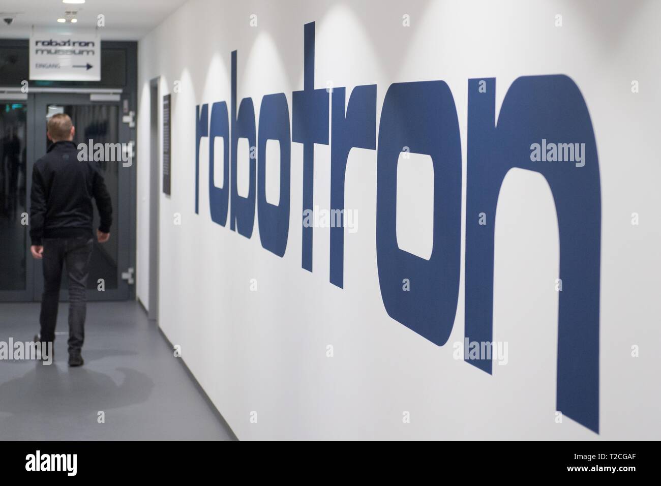 Dresden, Deutschland. 01 Apr, 2019. Ein Mann Spaziergänge entlang der Robotron Museum vor einer Firma Schriftzug. Am 1. April 1969 als VEB Kombinat Robotron, die Firma ihr 50-jähriges Bestehen am gleichen Tag gefeiert gegründet. Credit: Sebastian Kahnert/dpa-Zentralbild/dpa/Alamy leben Nachrichten Stockfoto