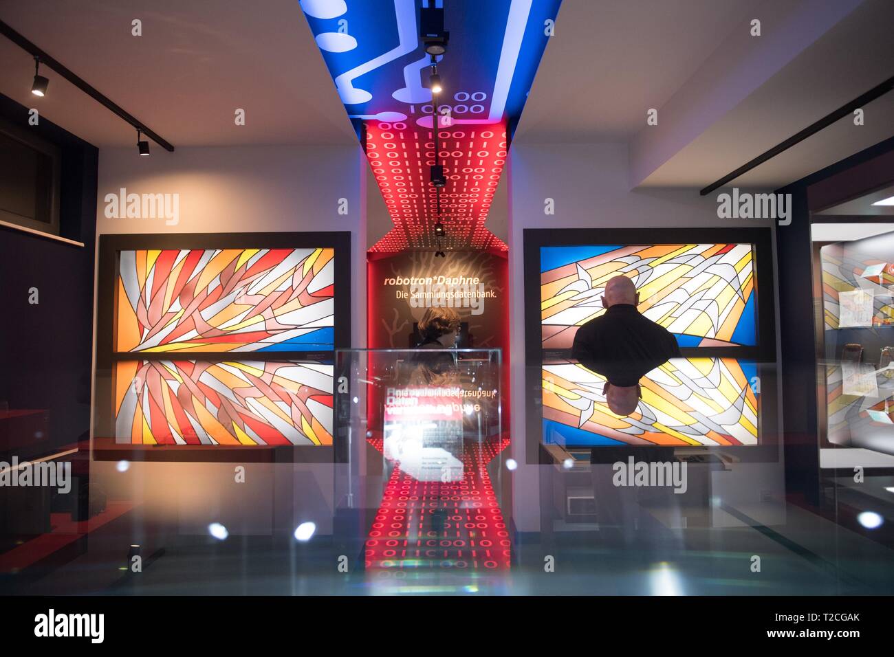 Dresden, Deutschland. 01 Apr, 2019. Besucher stand in der Robotron Museum und sind in einer Glasvitrine wider. Am 1. April 1969 als VEB Kombinat Robotron, die Firma ihr 50-jähriges Bestehen am gleichen Tag gefeiert gegründet. Credit: Sebastian Kahnert/dpa-Zentralbild/dpa/Alamy leben Nachrichten Stockfoto
