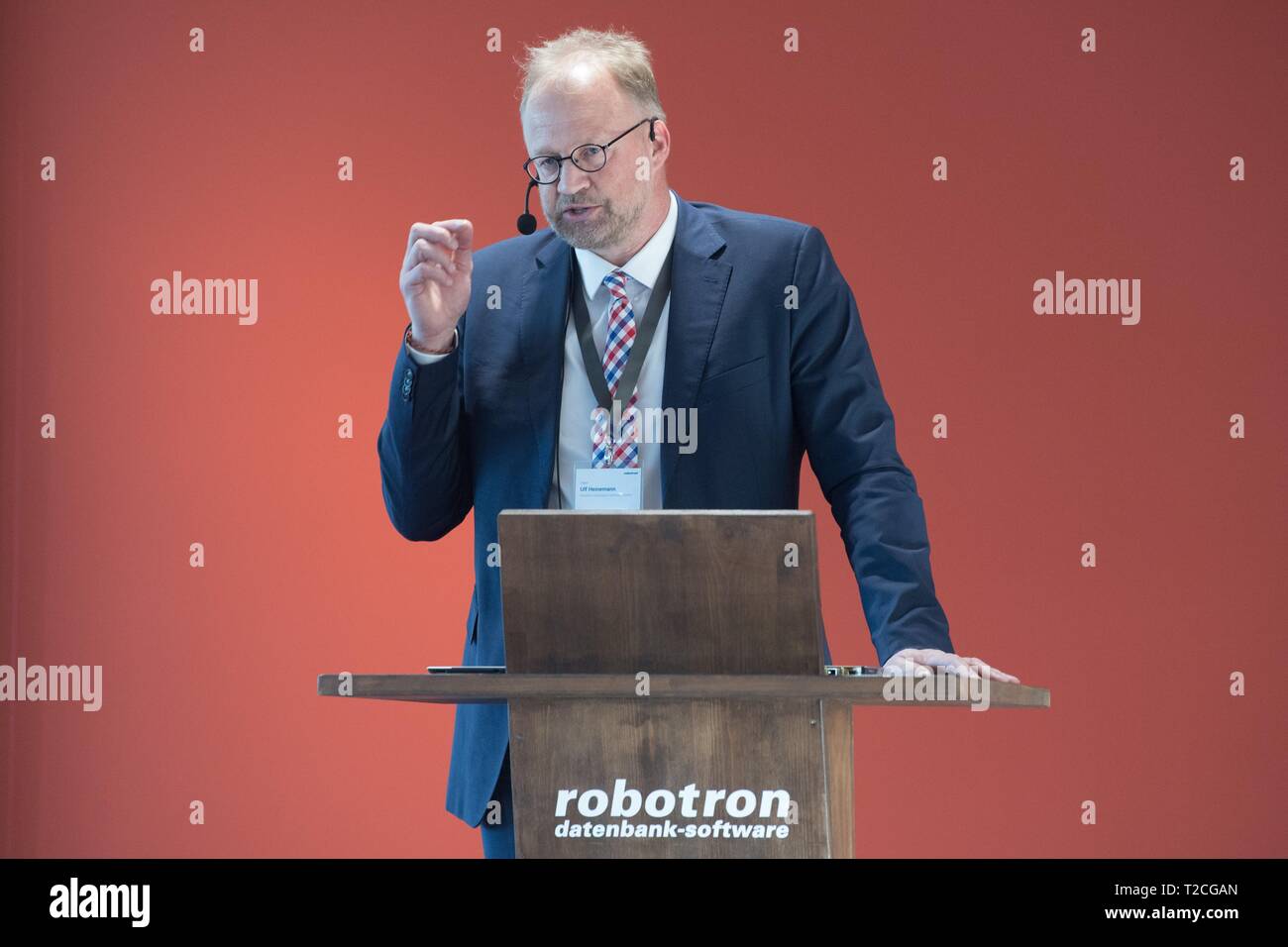 Dresden, Deutschland. 01 Apr, 2019. Ulf Heinemann, Mitglied der Robotron Vorstand, spricht anlässlich der Eröffnung der Robotron Museum. Am 1. April 1969 als VEB Kombinat Robotron, die Firma ihr 50-jähriges Bestehen am gleichen Tag gefeiert gegründet. Credit: Sebastian Kahnert/dpa-Zentralbild/dpa/Alamy leben Nachrichten Stockfoto