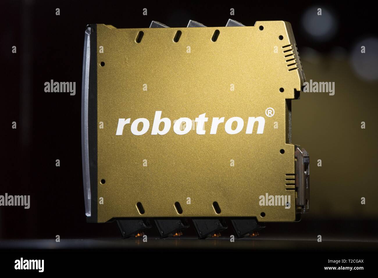 Dresden, Deutschland. 01 Apr, 2019. Die Robotron hardware Produkt 'Robogate" in einer Vitrine im Robotron Museum angezeigt wird. Am 1. April 1969 als VEB Kombinat Robotron, die Firma ihr 50-jähriges Bestehen am gleichen Tag gefeiert gegründet. Credit: Sebastian Kahnert/dpa-Zentralbild/dpa/Alamy leben Nachrichten Stockfoto