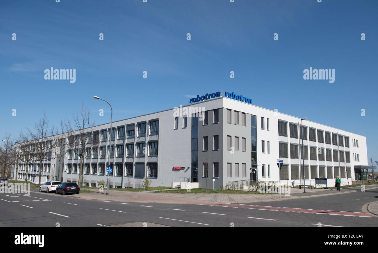 Dresden, Deutschland. 01 Apr, 2019. Das Gebäude der Robotron Museum mit dem Firmenlogo. Am 1. April 1969 als VEB Kombinat Robotron, die Firma ihr 50-jähriges Bestehen am gleichen Tag gefeiert gegründet. Credit: Sebastian Kahnert/dpa-Zentralbild/dpa/Alamy leben Nachrichten Stockfoto