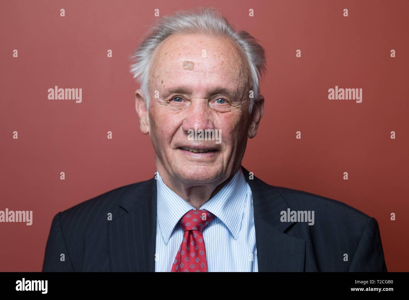 Dresden, Deutschland. 01 Apr, 2019. Rolf Heinemann, Mitglied der Robotron Vorstand, im Gebäude der Robotron Museum. Am 1. April 1969 als VEB Kombinat Robotron, die Firma ihr 50-jähriges Bestehen am gleichen Tag gefeiert gegründet. Credit: Sebastian Kahnert/dpa-Zentralbild/dpa/Alamy leben Nachrichten Stockfoto