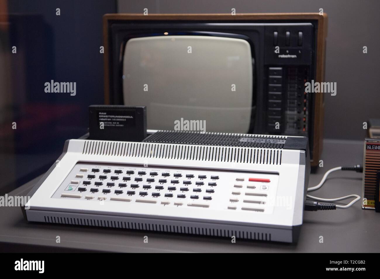 Dresden, Deutschland. 01 Apr, 2019. Die heimcomputer Robotron KC 87 ist in einer Vitrine in der Robotron-Museum entfernt. Am 1. April 1969 als VEB Kombinat Robotron, die Firma ihr 50-jähriges Bestehen am gleichen Tag gefeiert gegründet. Credit: Sebastian Kahnert/dpa-Zentralbild/dpa/Alamy leben Nachrichten Stockfoto