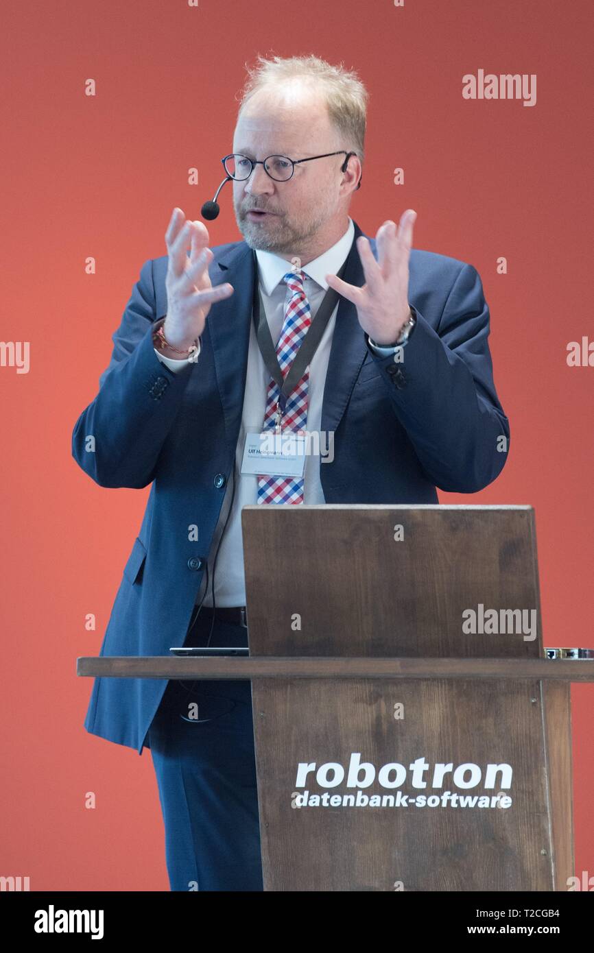 Dresden, Deutschland. 01 Apr, 2019. Ulf Heinemann, Mitglied der Robotron Vorstand, spricht anlässlich der Eröffnung der Robotron Museum. Am 1. April 1969 als VEB Kombinat Robotron, die Firma ihr 50-jähriges Bestehen am gleichen Tag gefeiert gegründet. Credit: Sebastian Kahnert/dpa-Zentralbild/dpa/Alamy leben Nachrichten Stockfoto