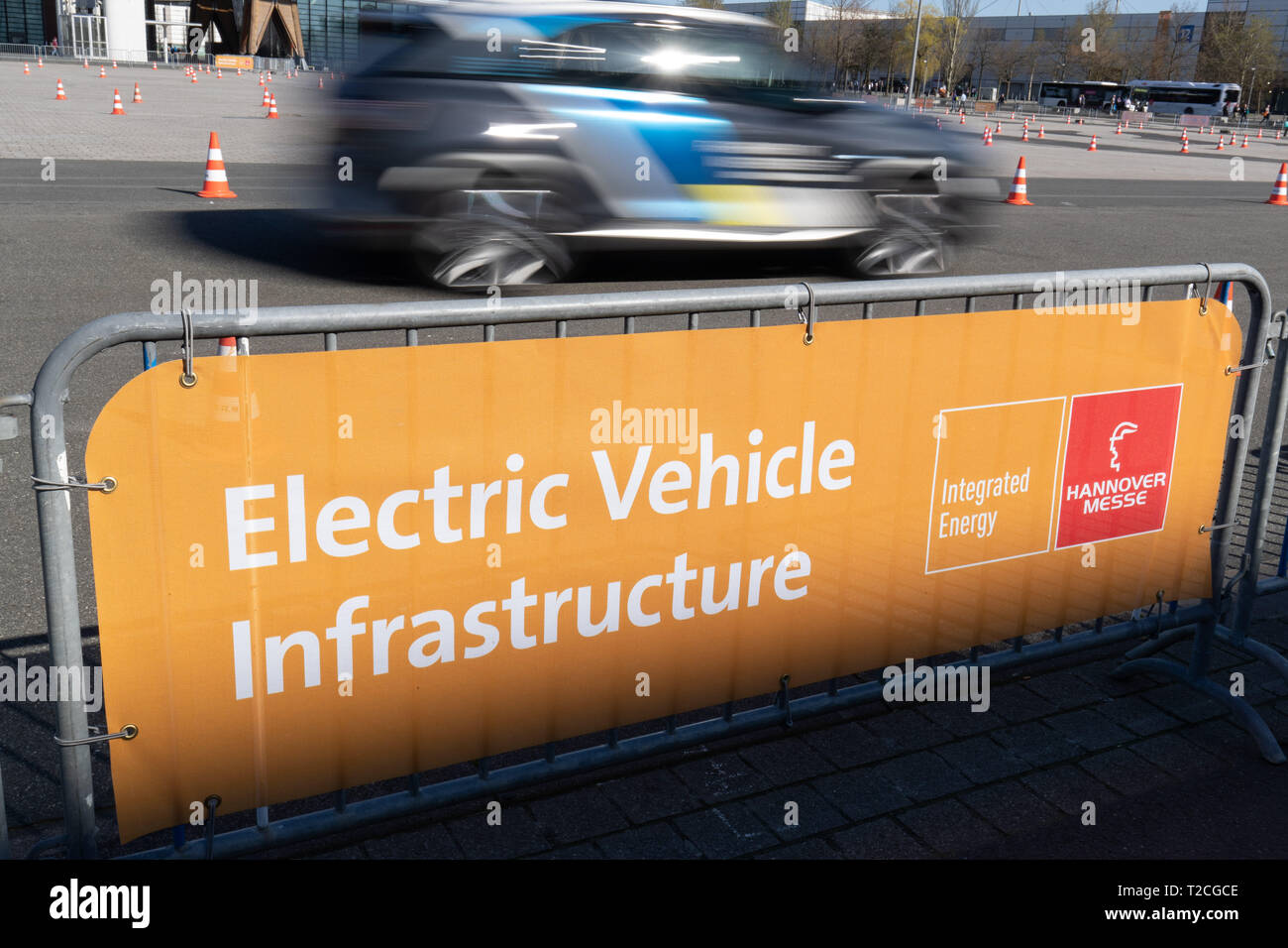 Hannover, Deutschland. 01 Apr, 2019. Elektrisch betriebene Fahrzeuge fahren auf einer Teststrecke auf dem Messegelände. Vom 1. bis 5. April, auf der Hannover Messe alles rund um die Vernetzung, Lernen, Maschinen und dem Internet der Dinge. Credit: Friso Gentsch/dpa/Alamy leben Nachrichten Stockfoto