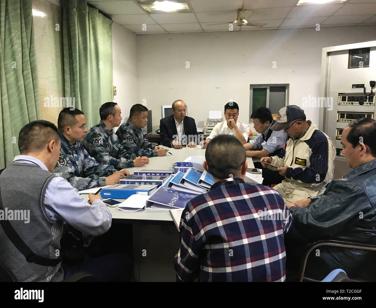 Sichuan, China's Sichuan Provinz. 1 Apr, 2019. Mitglieder einer Rescue