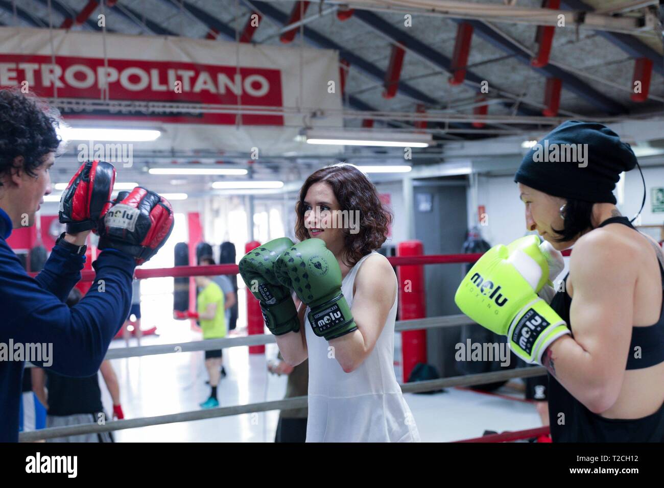 Die Volkspartei (PP) Kandidaten für die Präsidentschaft der Gemeinschaft von Madrid, Isabel Diaz-Ayuso traininng gesehen mit der Europäischen boxing Champion, Miriam Guitierrez. Cordon drücken Sie Stockfoto