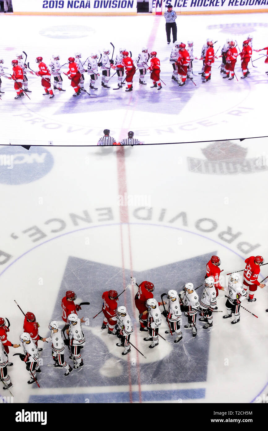 Providence, RI, USA. 30 Mär, 2019. Die Dunkin Donuts Center Video Board zeigt die Cornell Big Red und nordöstliche Schlittenhunde zitternden Hand nach dem NCAA regionalen hockey Spiel zwischen der Cornell Big Red und die nordöstliche Schlittenhunde im Dunkin Donuts Center in Providence, RI. Alan Sullivan/CSM/Alamy leben Nachrichten Stockfoto