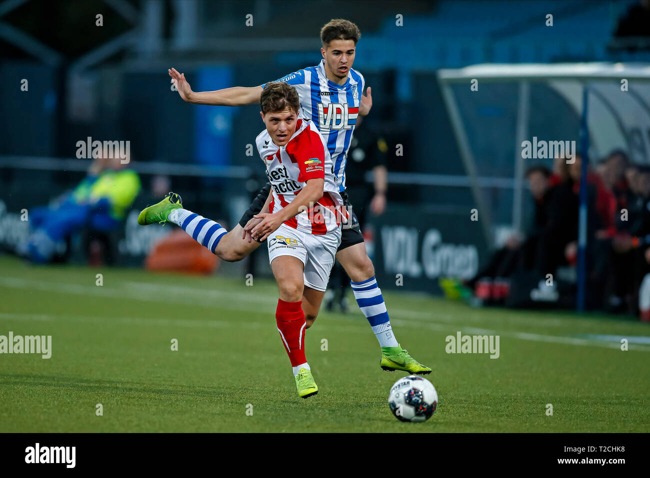 Eindhoven, Niederlande. 01 Apr, 2019. - 01-04-2019 EINDHOVEN, Jan Louwers Stadion, Niederländische Keuken Kampioen divisie Saison 2018/2019. Eindhoven player Samy Bourard (R) und TOP Oss player Dean Van Der Sluys (L) während des Spiels Eindhoven - TOP Oss. Credit: Pro Schüsse/Alamy leben Nachrichten Stockfoto