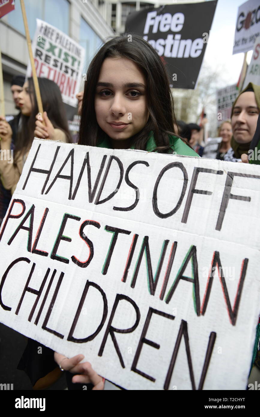 London, Greater London, UK. 30 Mär, 2019. Eine Demonstrantin wird gesehen, mit einem Schild, das sagt, Hände weg von palästinensischen Kindern während der existieren, widerstehen, zurück Kundgebung für Palästina in London. Menschen außerhalb der Israelischen Botschaft in London gegen die israelische Regierung zu demonstrieren, zu sammeln und zu fordern Achtung der Grundrechte der Palästinenser zu existieren, widerstehen und zurück. Die Palästinenser fordern globale Proteste ihr Recht zurück in ihre Dörfer zu kommen, zu unterstützen. Rallye wurde von Palästina Kampagne der Solidarität, Stoppt den Krieg Koalition, Palästinensische Forum in Großbritannien, P. Stockfoto