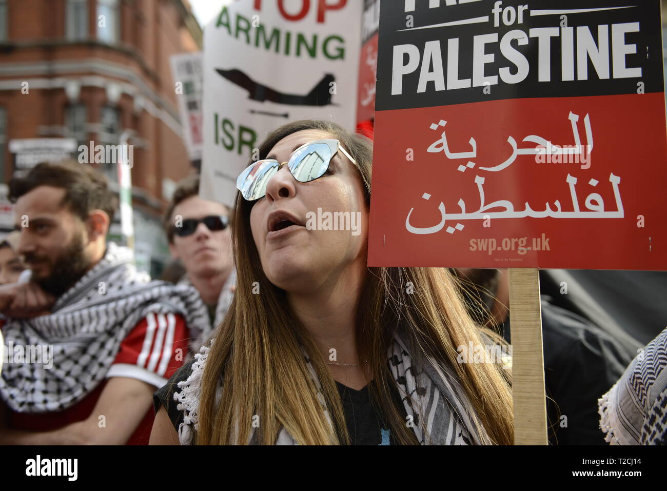 London, Greater London, UK. 30 Mär, 2019. Eine Demonstrantin wird gesehen, Parolen, während Sie ein Plakat während der existieren, widerstehen, zurück Kundgebung für Palästina in London. Menschen außerhalb der Israelischen Botschaft in London gegen die israelische Regierung zu demonstrieren, zu sammeln und zu fordern Achtung der Grundrechte der Palästinenser zu existieren, widerstehen und zurück. Die Palästinenser fordern globale Proteste ihr Recht zurück in ihre Dörfer zu kommen, zu unterstützen. Rallye wurde von Palästina Kampagne der Solidarität, Stoppt den Krieg Koalition, Palästinensische Forum in Großbritannien, Freunde von al-Aqsa organisiert, Stockfoto