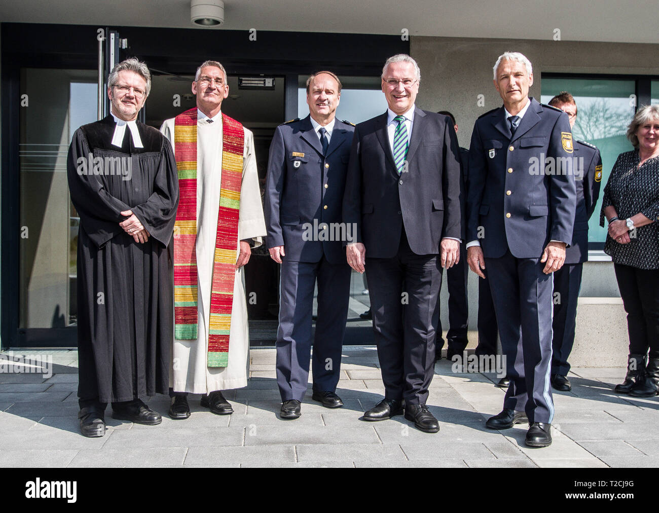 München, Bayern, Deutschland. 1 Apr, 2019. HANS MARTIN KÃ-BLER, Thomas DALLO, HUBURTUS ANDRAE, Joachim Herrmann, Peter LOEFFELMANN. Der bayerische Innenminister Joachim Herrmann war an Hand der neuen Polizeiinspektion 45 Pasing zu widmen. Die neue, 9,5 Millionen Euro Polizei Station ist konzipiert für optimale Arbeitsbedingungen für die rund 100 Mitarbeiter, die der Münchener größte Patrol Bezirk dienen. Die 1.600 Kubikmeter Polizeiinspektion 45 Pasing die Anlage Am Pasinger Marienplatz, die in der Service war für einige 35 Jahre und serviert eine Fläche von über 47 Quadratkilometern ersetzt. Stockfoto