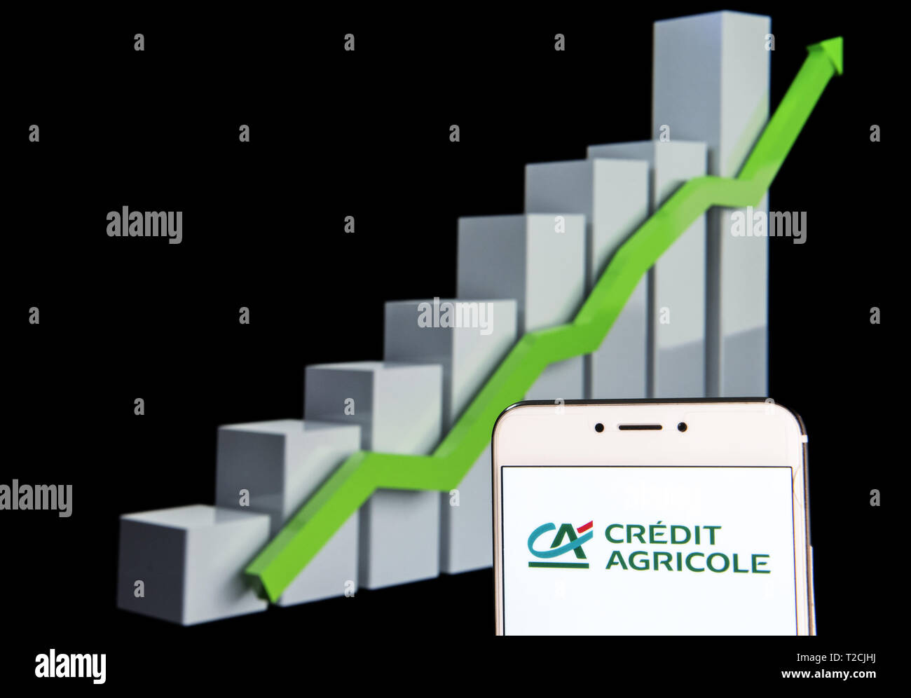 Februar 11, 2019 - Hongkong - In diesem Foto, Illustration, Welten größte Genossenschaftliche Kreditinstitut Crédit Agricole Logo auf einem Android mobile Gerät mit einem Aufstieg Wachstumsdiagramm im Hintergrund zu sehen ist. (Bild: © Budrul Chukrut/SOPA Bilder über ZUMA Draht) Stockfoto