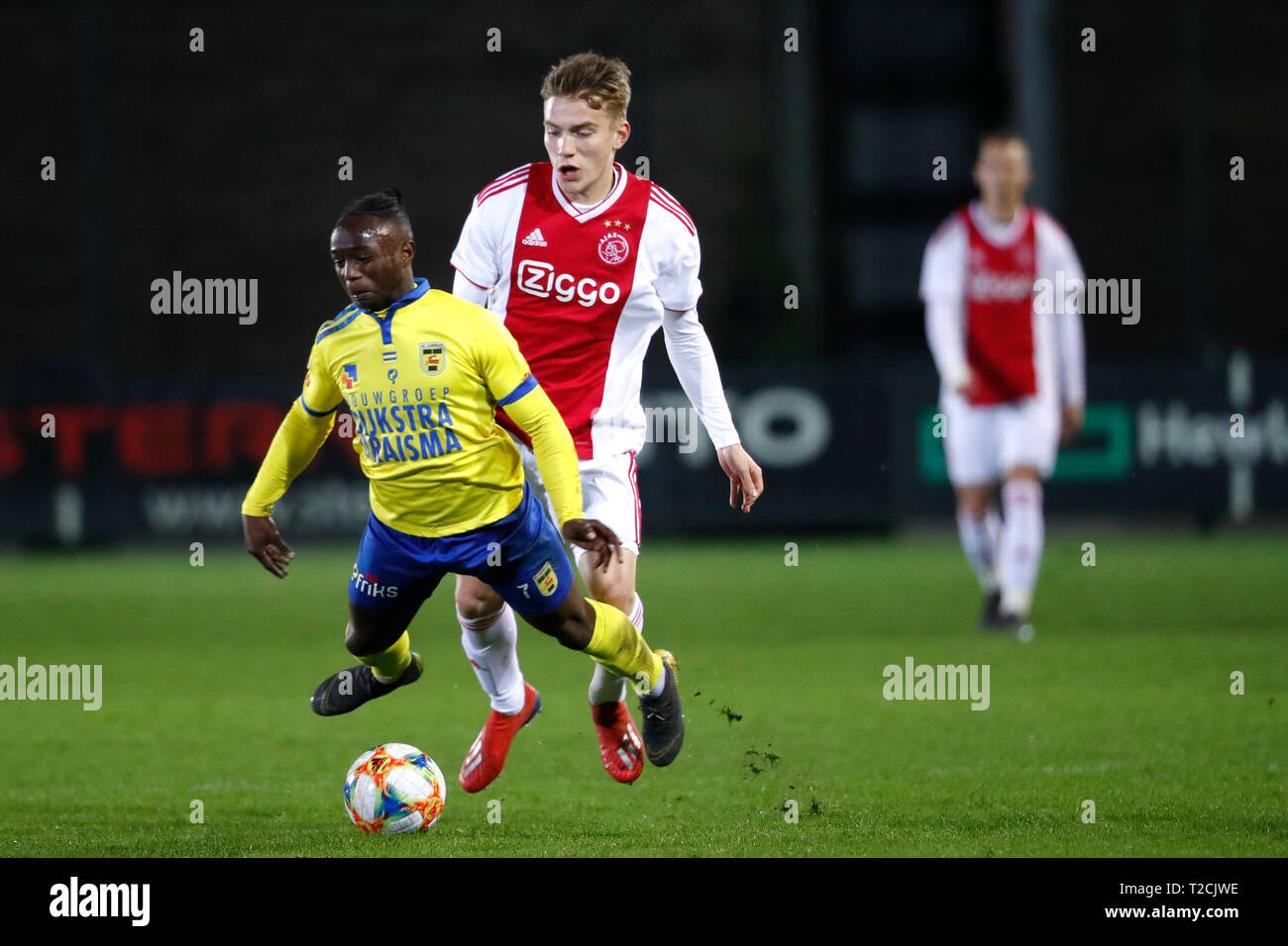 AMSTERDAM, 01-04-2019, Sportpark De Toekomst, Saison 2018 - 2019, Keukenkampioen divisie, Issa Kallon, Teun Bijleveld während des Spiels Jong Ajax-SC Cambuur Stockfoto