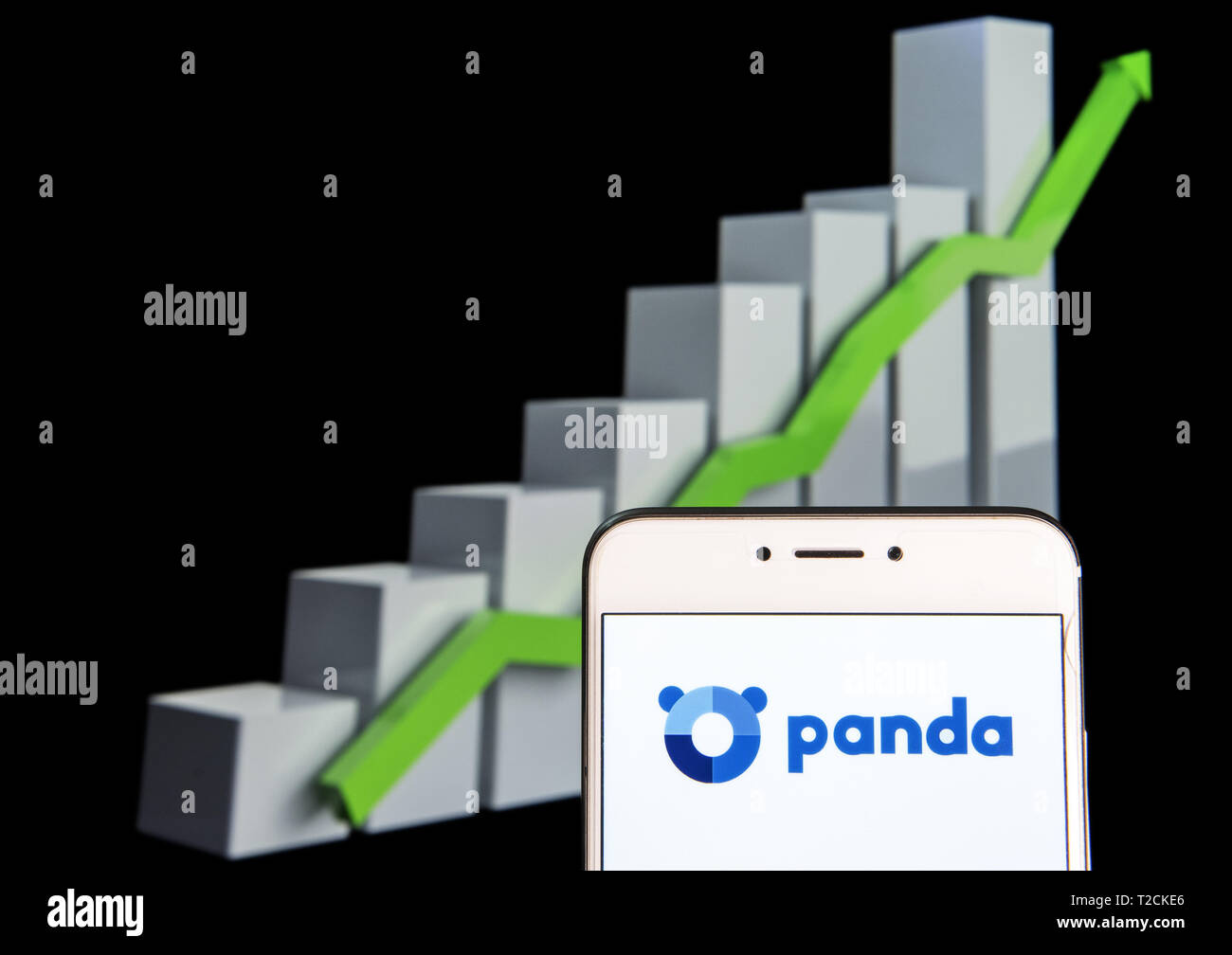 Hong Kong. 10 Feb, 2019. In diesem Foto Illustration ein spanisches Unternehmen, das sich auf die Herstellung von Produkten für die IT-Sicherheit wie antivurus softwares Panda Security Logo auf einem Android mobile Gerät mit einem Aufstieg Wachstumsdiagramm im Hintergrund zu sehen ist spezialisiert hat. Credit: Budrul Chukrut/SOPA Images/ZUMA Draht/Alamy leben Nachrichten Stockfoto