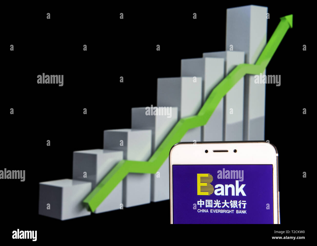 Hong Kong. 11 Feb, 2019. In diesem Foto Illustration einer chinesischen staatseigenen Bank- und Finanzdienstleistungen Unternehmens China Everbright Bank Logo ist auf ein Android mobile Gerät mit einem Aufstieg Wachstumsdiagramm im Hintergrund zu sehen. Credit: Budrul Chukrut/SOPA Images/ZUMA Draht/Alamy leben Nachrichten Stockfoto