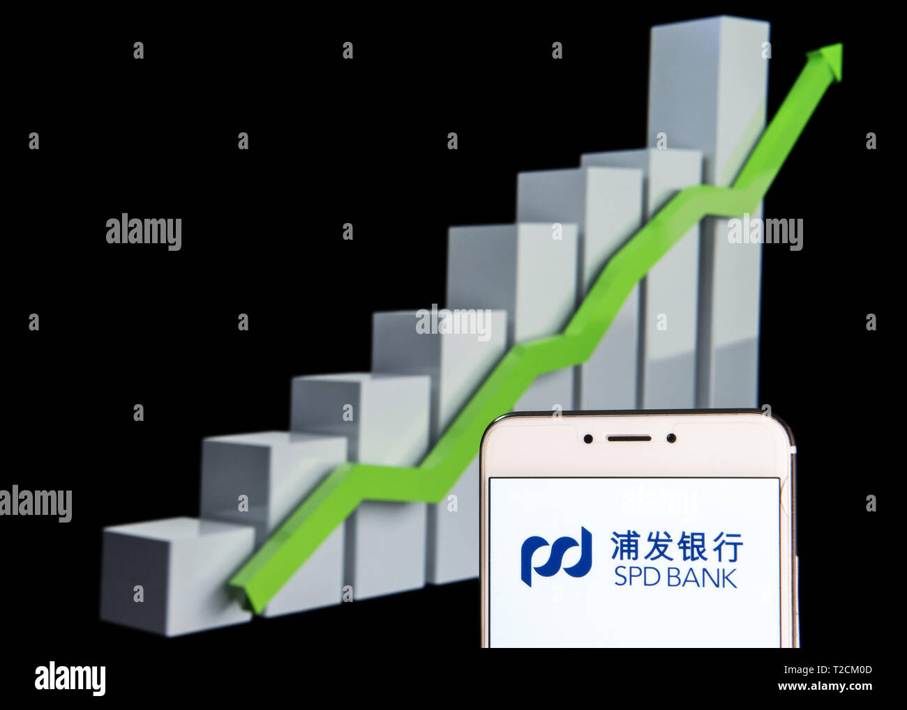 Hong Kong. 11 Feb, 2019. In diesem Foto, Bild a Shanghai Pudong Development Bank SPD-Logo ist auf ein Android mobile Gerät mit einem Aufstieg Wachstumsdiagramm im Hintergrund zu sehen. Credit: Budrul Chukrut/SOPA Images/ZUMA Draht/Alamy leben Nachrichten Stockfoto
