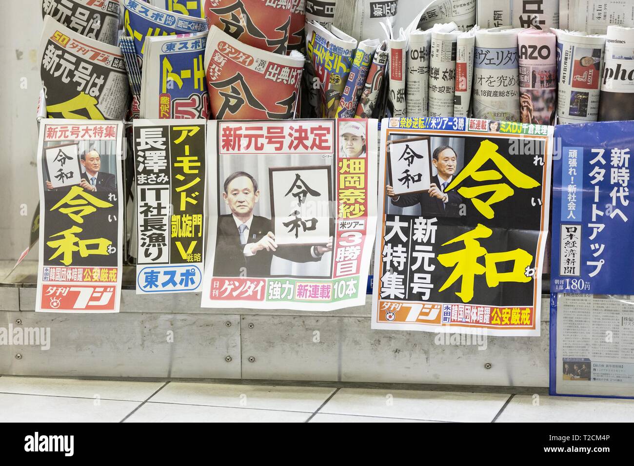 Tokio, Japan. 1 Apr, 2019. Japanische Zeitungen Nachrichten auf japanischen Chief Cabinet Secretary Yoshihide Suga Bekanntgabe der Kanji''Reiwa'' als neuen Namen der nächsten Kaiserzeit. Die Regierung kündigte ''Reiwa'' als neue Kaiserzeit Name heute, 1. April. Die neue Ära beginnt am 1.Mai, wenn der Kronprinz Naruhito besteigt den Thron, nachdem sein Vater, Kaiser Akihito, formal dankt am 30. April. Credit: Rodrigo Reyes Marin/ZUMA Draht/Alamy leben Nachrichten Stockfoto