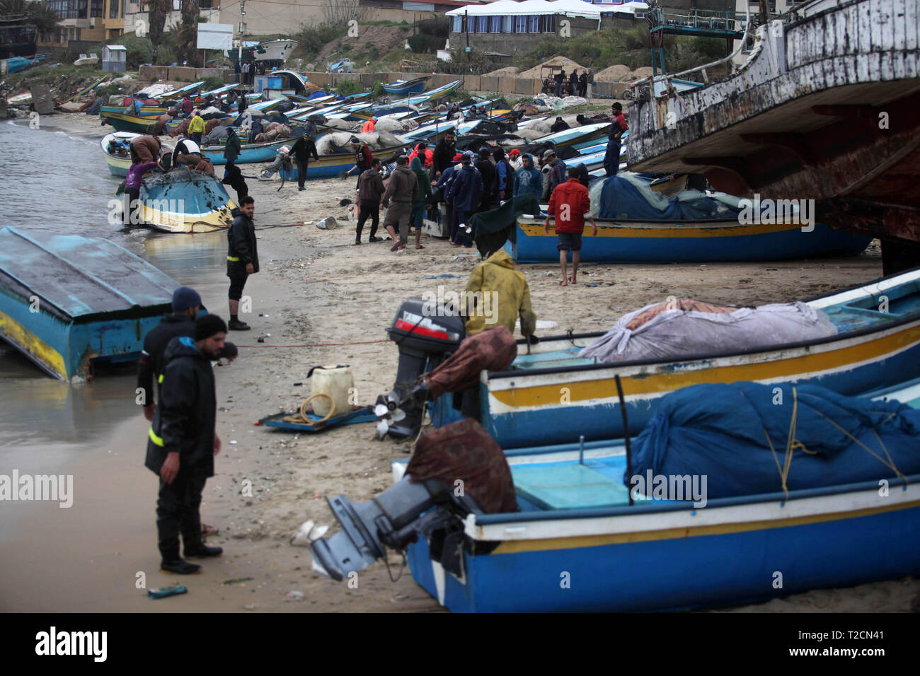 Gaza, Gazastreifen, palästinensischen Gebiet. 1 Apr, 2019. Paletinian fishermern vorbereiten, ihre Boote in Gaza Seaport am 1. April 2019. '' Israel beschlossen, die zulässige Fanggebiet zu 6 Seemeilen im nördlichen Gazastreifen zu erweitern, 12 Meilen im zentralen Gazastreifen und 15 Meilen im südlichen Gazastreifen, bis zu den ägyptischen Seegrenze,'' sagte er: Mahmoud Ajjour/APA-Images/ZUMA Draht/Alamy leben Nachrichten Stockfoto