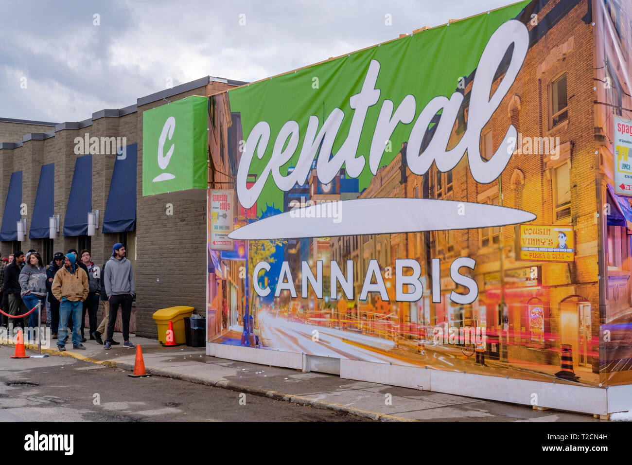 London, Ontario, Kanada, 1. April, 2019. Kunden Line-up vor der zentralen Cannabis, Topf Shop des ersten London in der Stadt zu öffnen. Von Ecke Cannabis, der store öffnete seine Türen am 666 Wunderland Road North, und es ist einer der drei Läden, die Erlaubnis in London durch eine provinzielle Lotterie im Januar statt zu Öffnen gesichert. April 1st, 2019 ist der erste Tag der rechtlichen Marihuana Umsatz in Ontario. London, Ontario, Kanada. Credit: Rubens Alarcon/Alamy leben Nachrichten Stockfoto