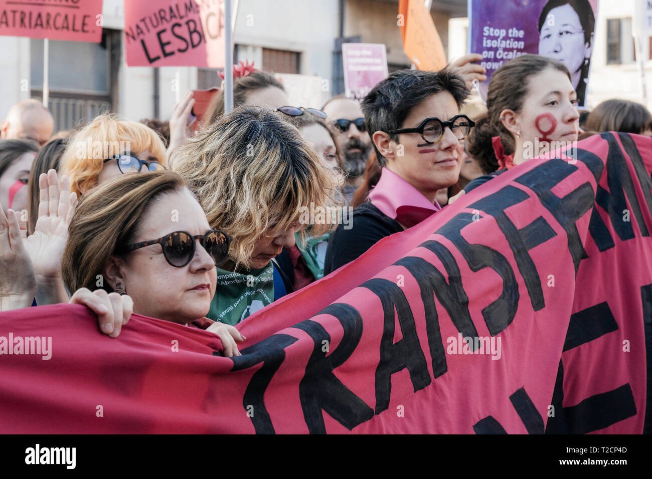 Die demonstranten gesehen halten ein Banner während der Demonstration. Die italienischen Frauen Organisation nicht Una di Meno forderte einen Marsch gegen den dreizehnten "Weltkongress der Familien" (WCF) in Verona. Die WCF-sammelt mehrere Vertreter der "Pro-life-Bewegung" in Europa und im Ausland, Persönlichkeiten aus der religiösen Welt gegen Abtreibung und es ist angeblich zu weit - rechte Bewegungen verbunden. Nicht Una di Meno und andere Verbände protestieren gegen die Positionen der WCF gegen Abtreibung, Homosexualität und ihre Ziele einer globalen Agenda und Politik in diesen Fragen zu schreiben. Stockfoto