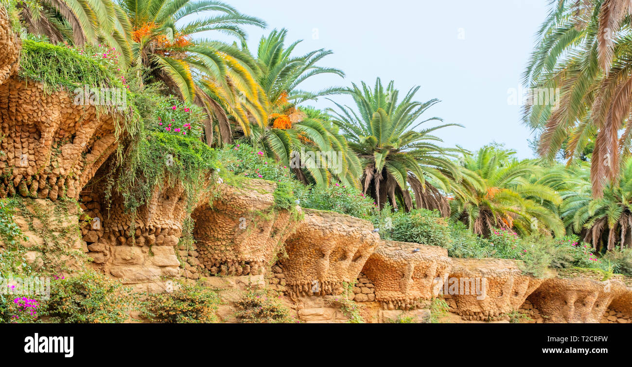 Spalten zwischen den Bäumen aus Stein im Park Güell von Antoni Gaudi in Barcelona, Spanien, moderne Stil Stockfoto