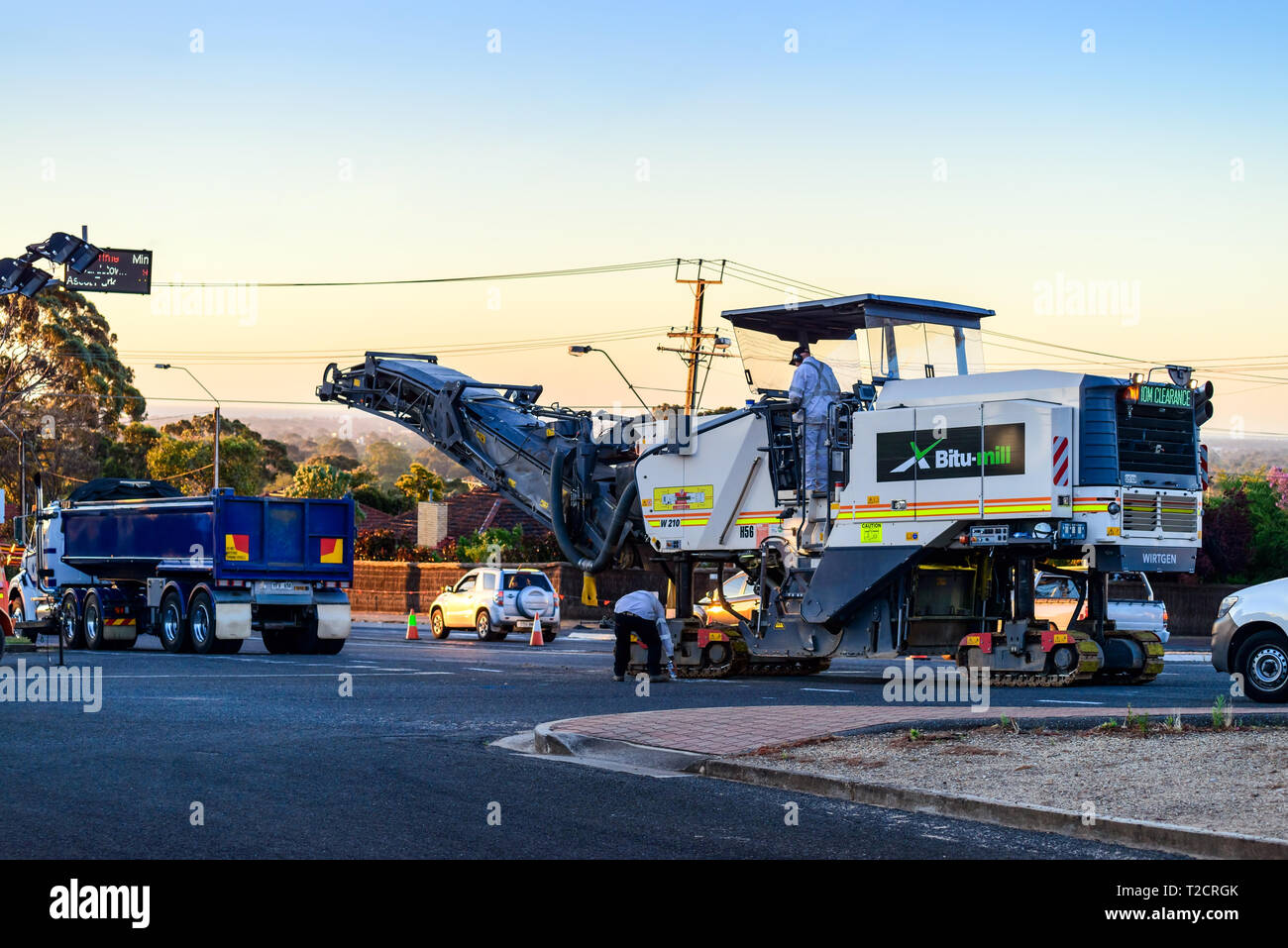 Adelaide, Südaustralien - November 27, 2017: Nacht funktioniert Vorbereitung für neue Straße Profiling und Asphalt mit Einsatz von modernen Kaltfräse legen Stockfoto