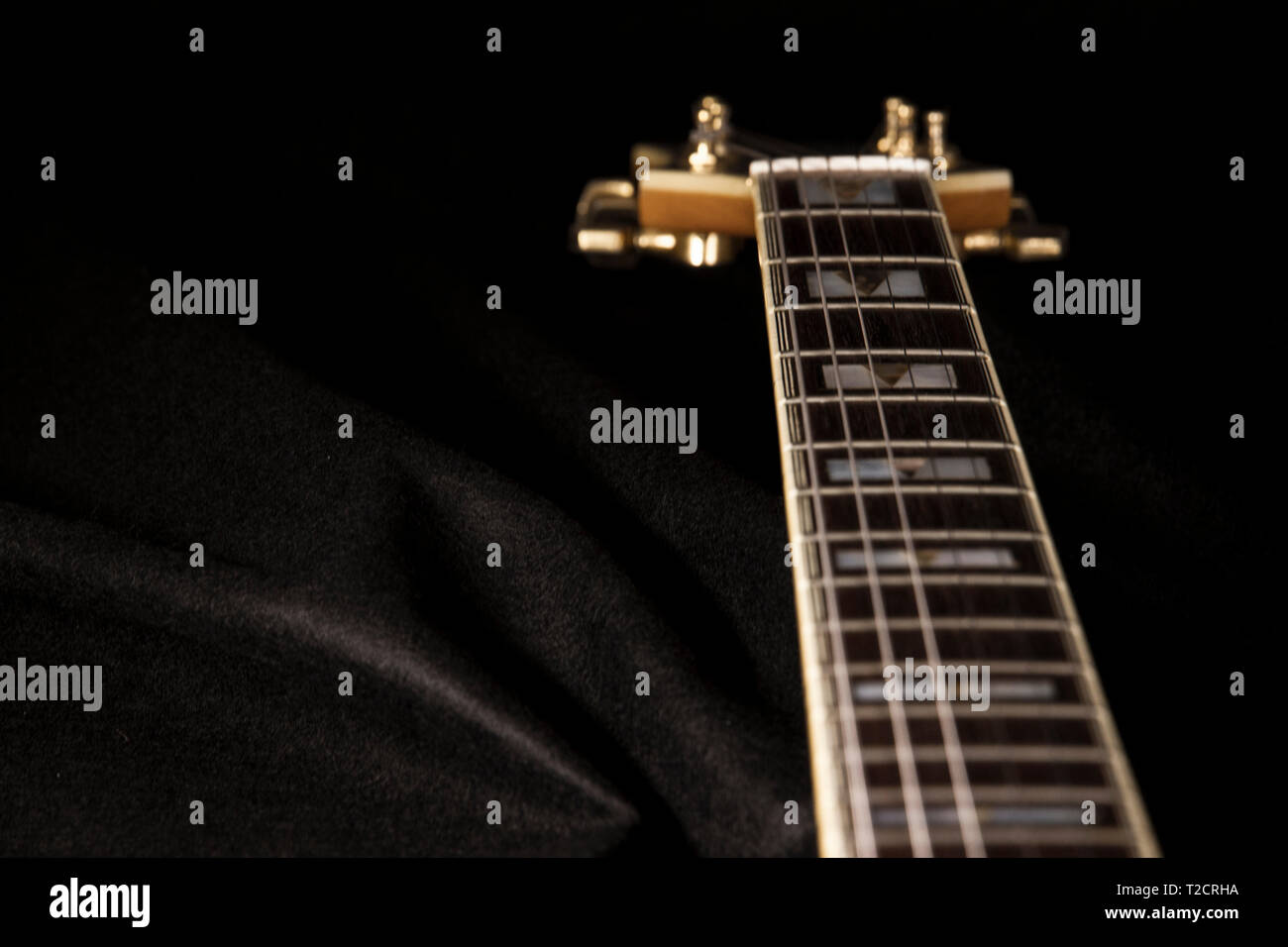 Vintage archtop Gitarre in Ahorn-natur Close-up Hohe Betrachtungswinkel auf schwarzem Hintergrund, Palisander Griffbrett mit Bünden und fret Marker Detail in selec Stockfoto