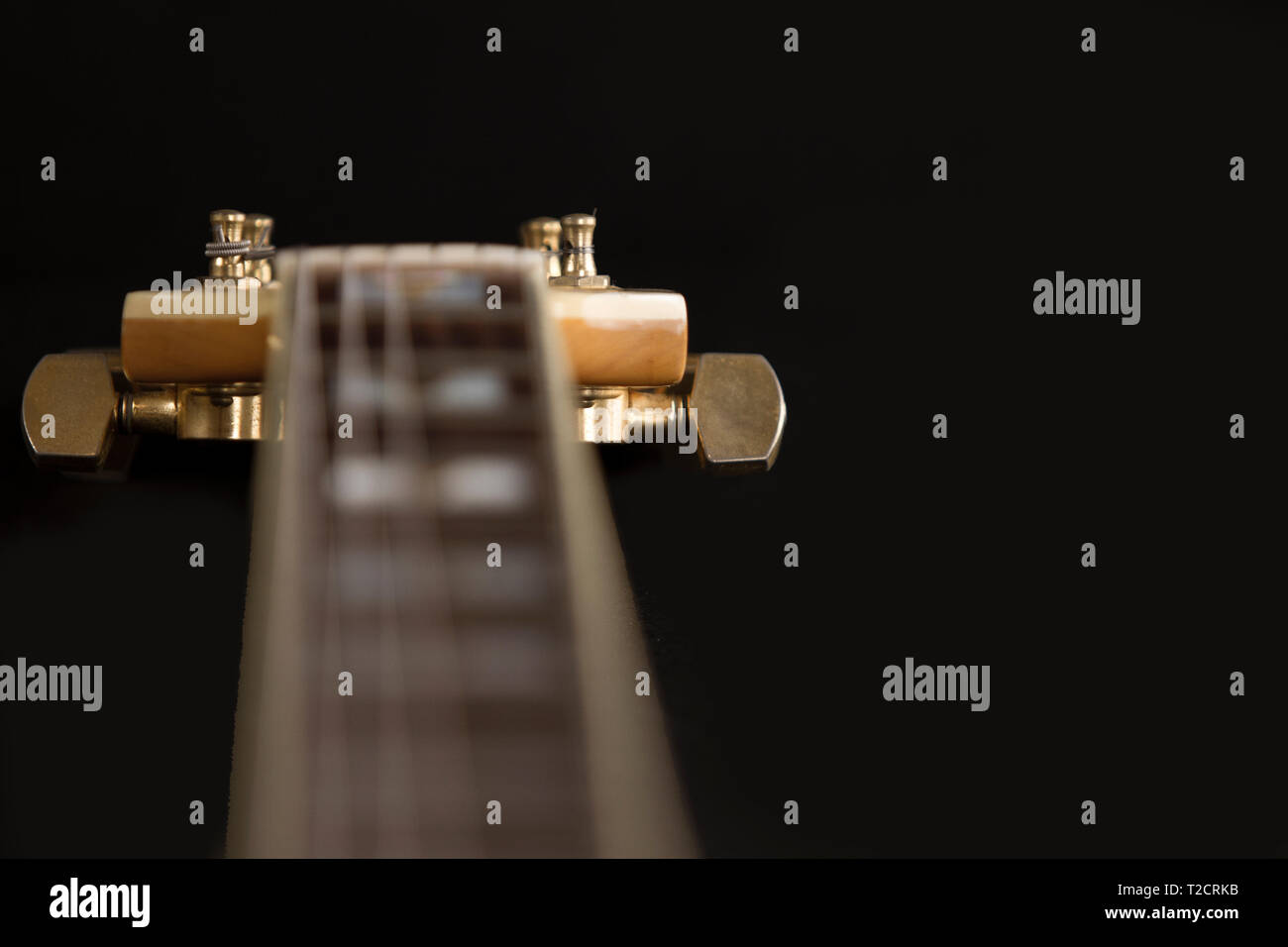 Vintage archtop Gitarre in Ahorn-natur Close-up Hohe Betrachtungswinkel auf schwarzem Hintergrund, Palisander Griffbrett mit Bünden und fret Marker Detail in selec Stockfoto